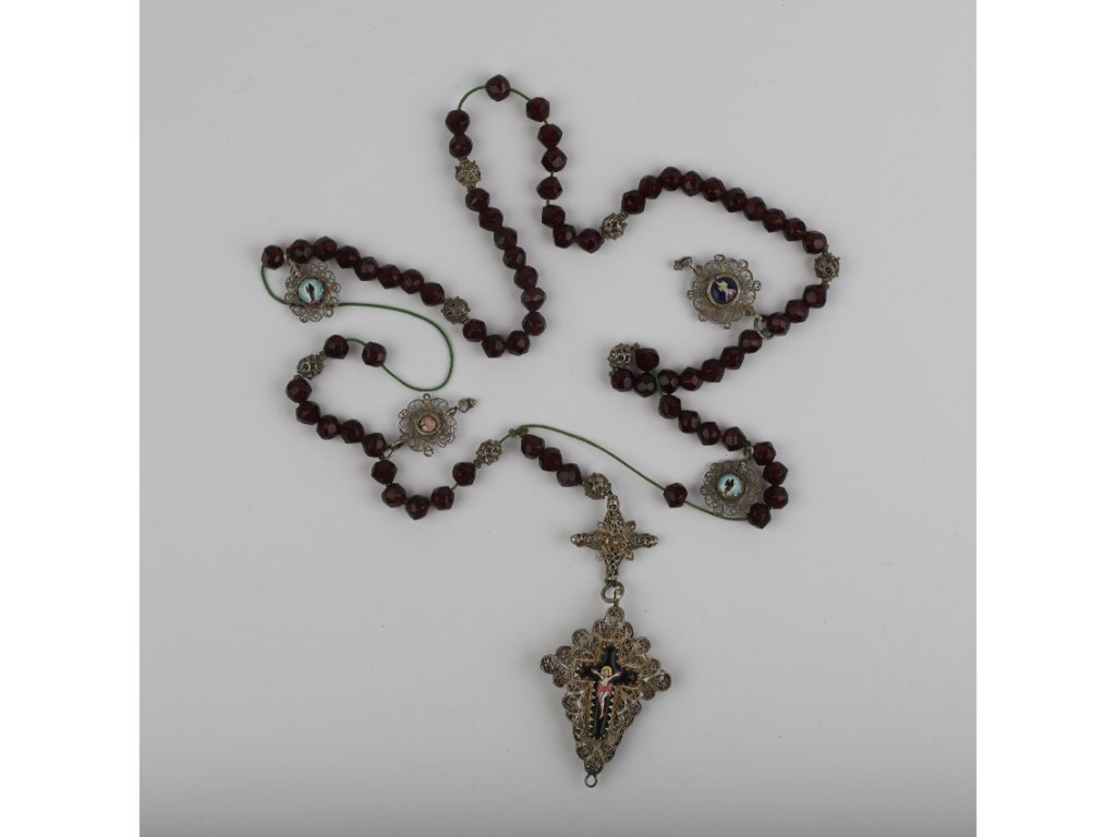 Rosario s. XIX en cristal, plata y esmalte