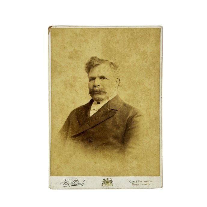 JULIO HERRERA Y OBES. Escritorio de viaje y otros objetos.