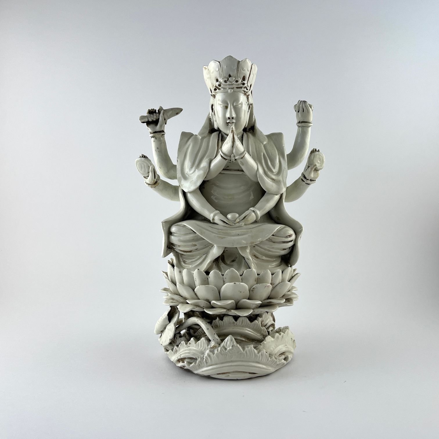 Escultura oriental en loza