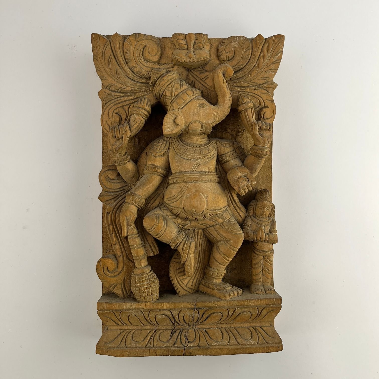 Par de placas indias en madera