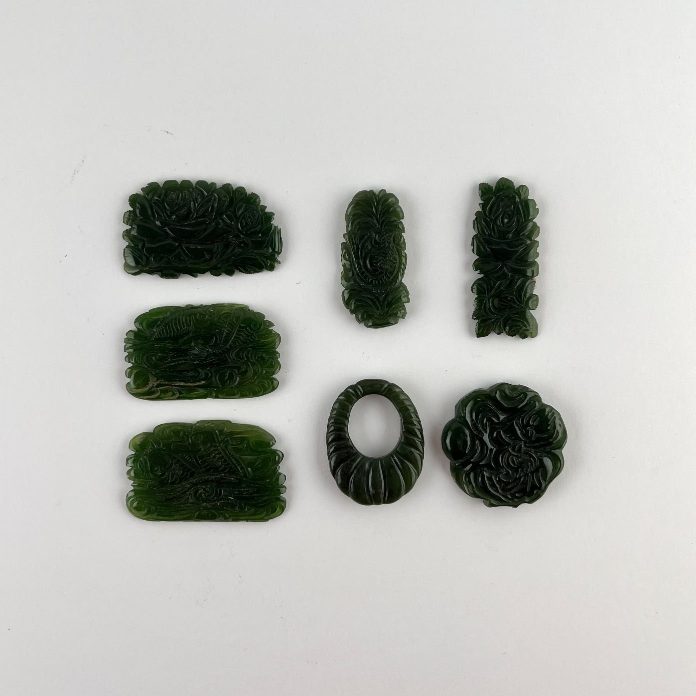 Conjunto de siete piezas chinas en jade espinaca