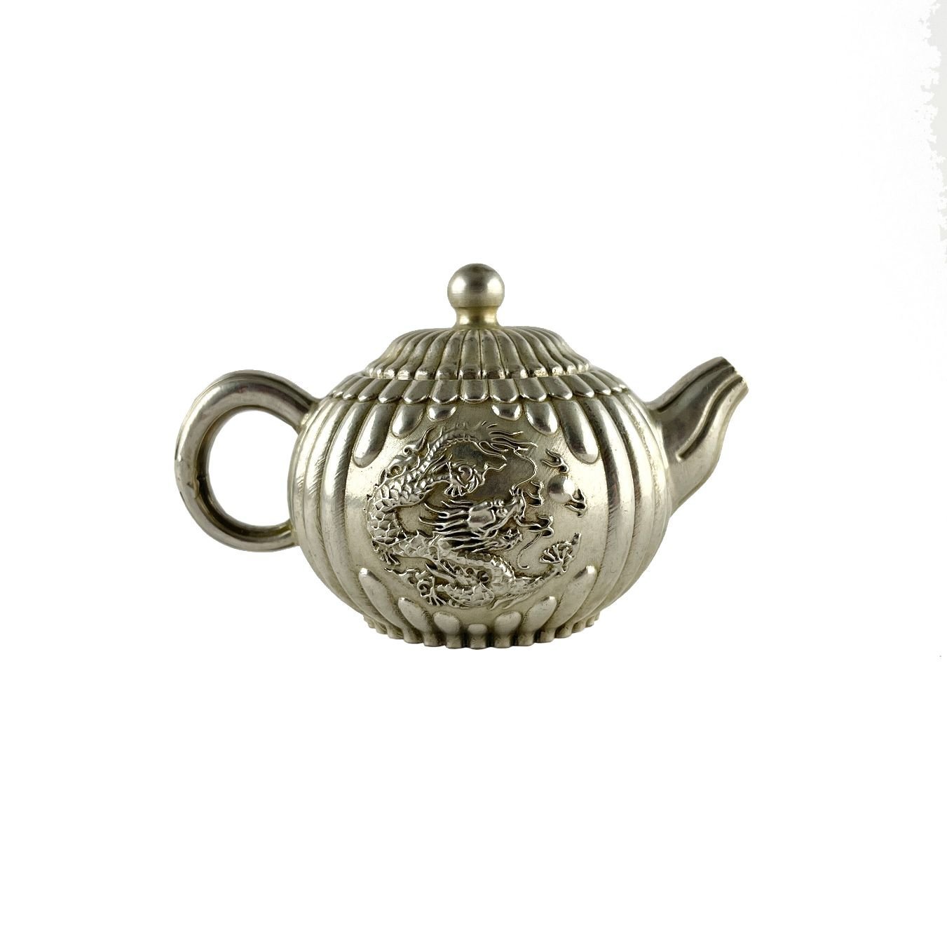 Tetera china en metal plateado