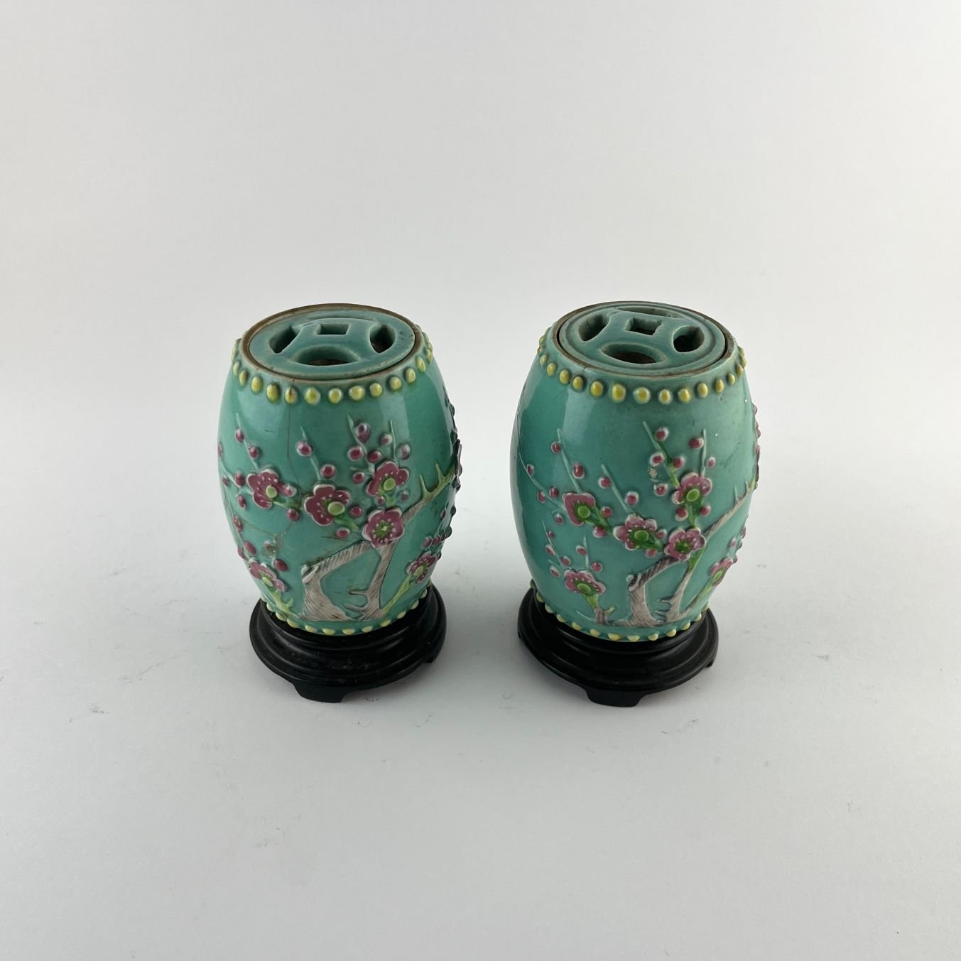 Par de incensarios chinos en porcelana