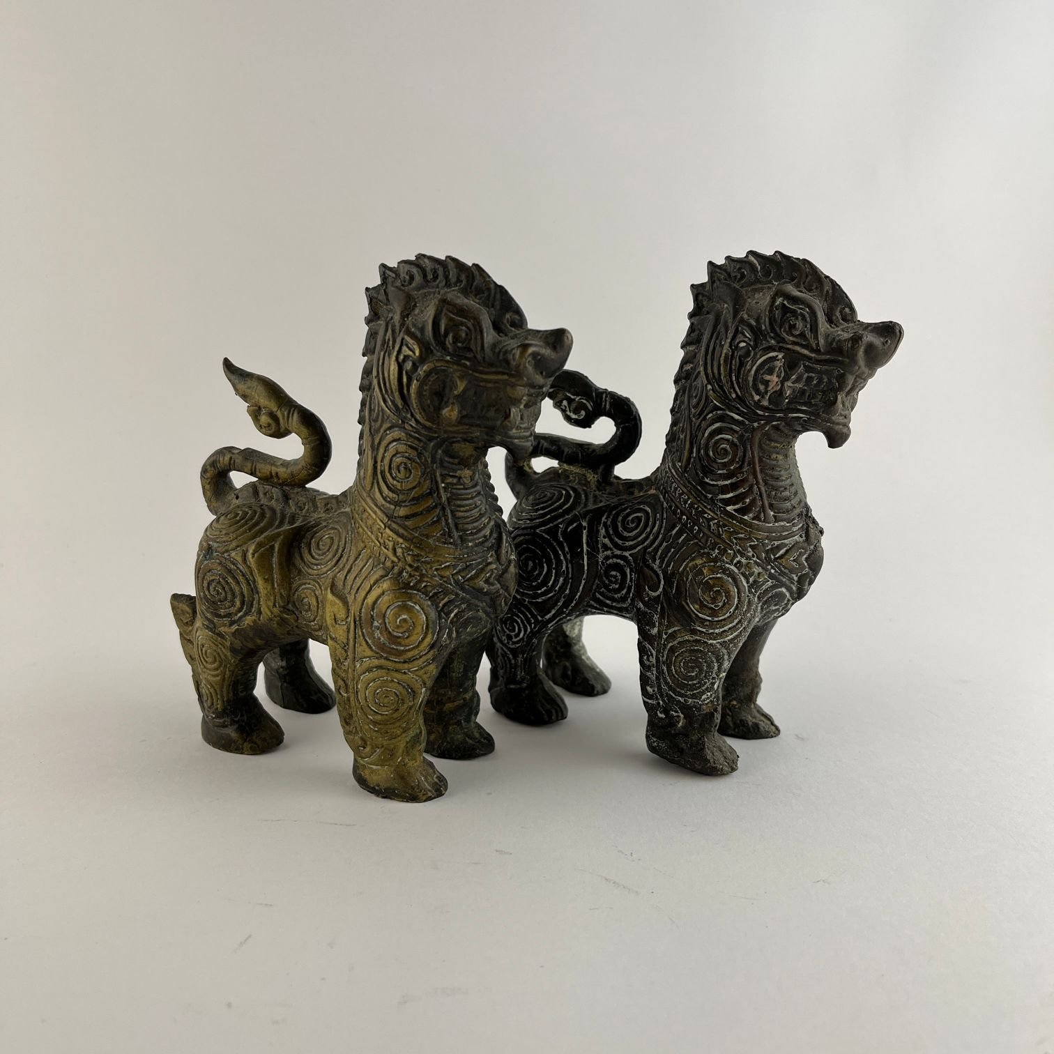Par de esculturas orientales en bronce