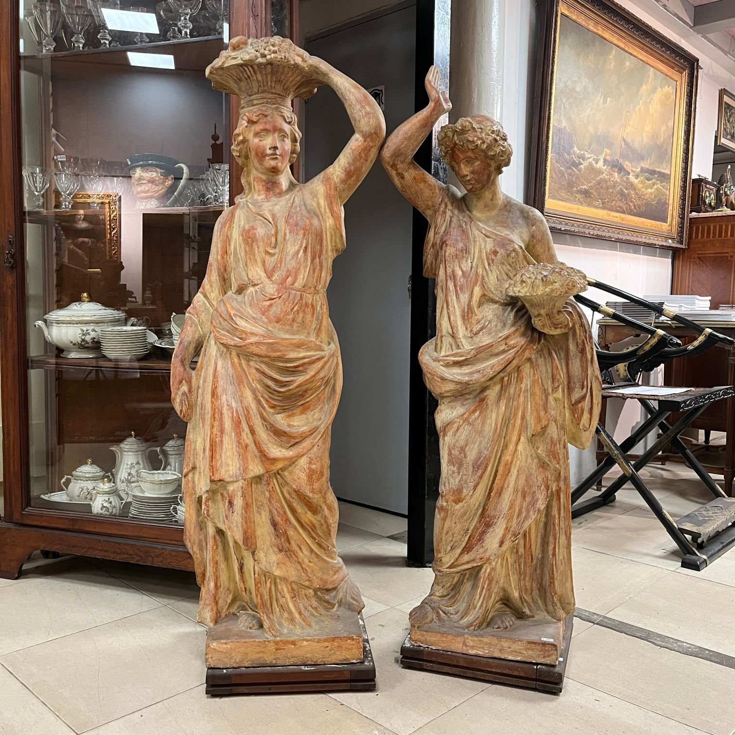 Par de esculturas en yeso