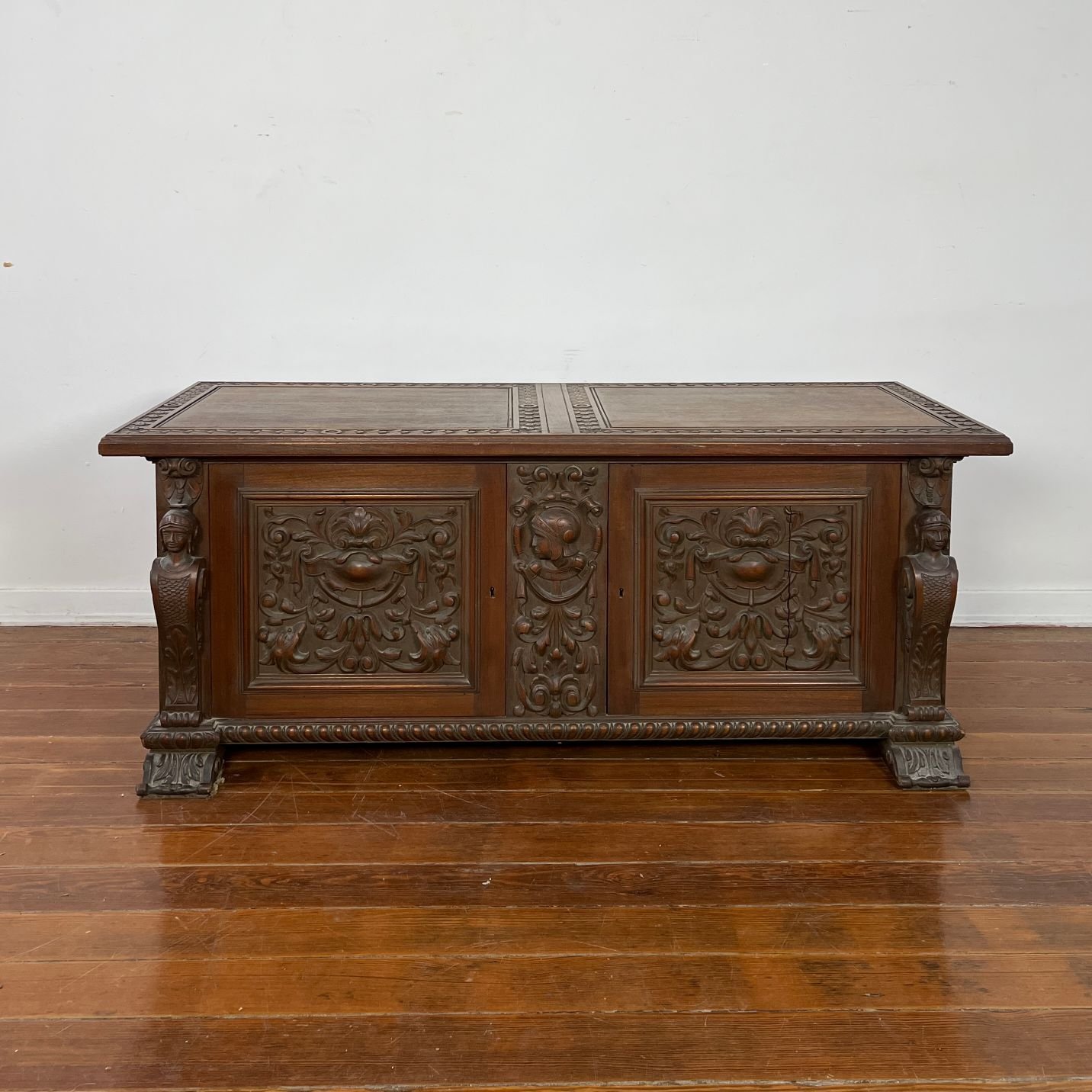 Arcón estilo renacimiento