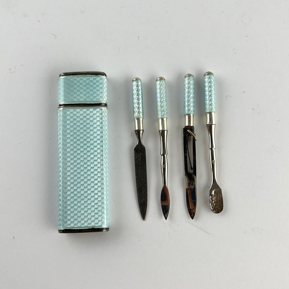 Necessaire en plata y esmalte