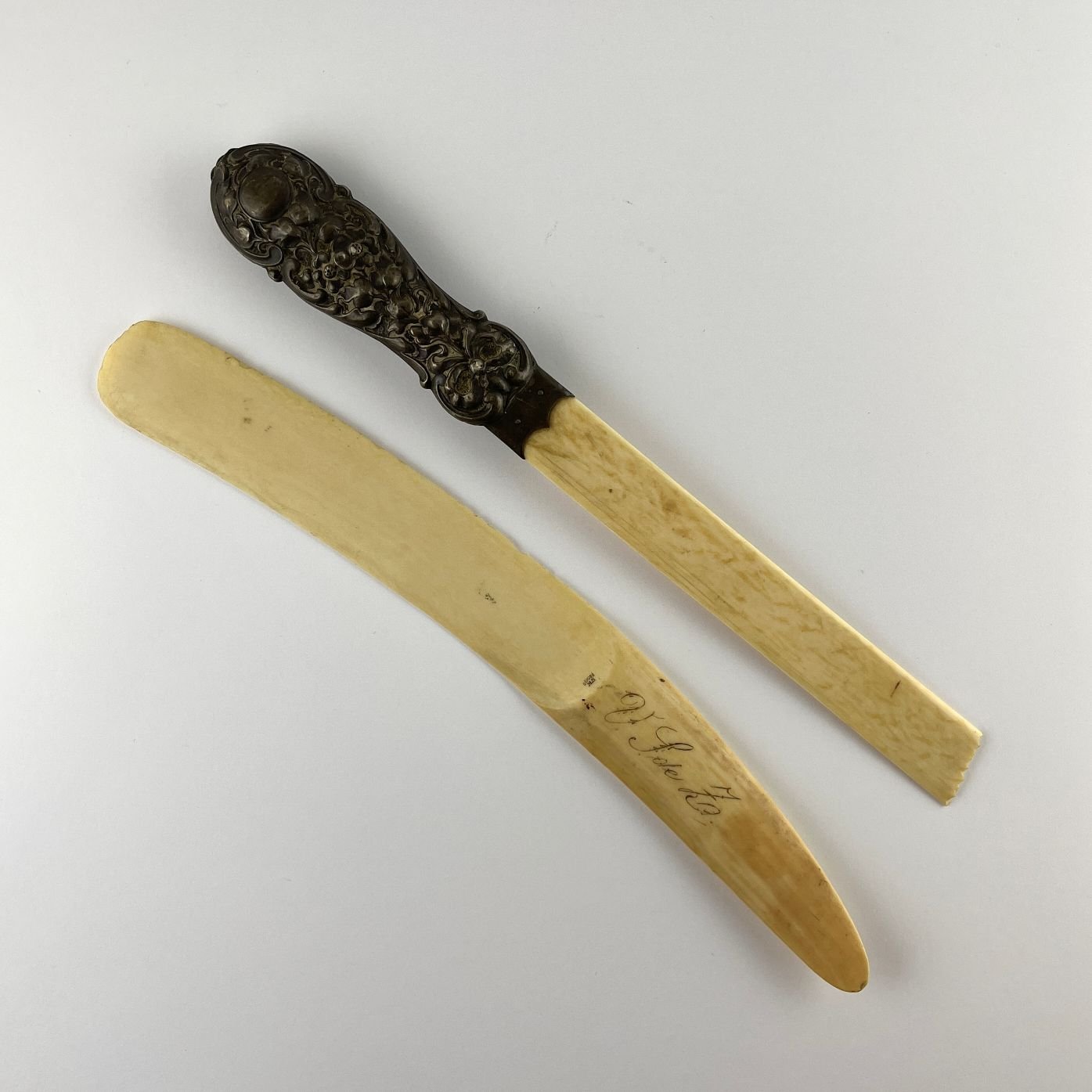 Dos abrecartas en marfil