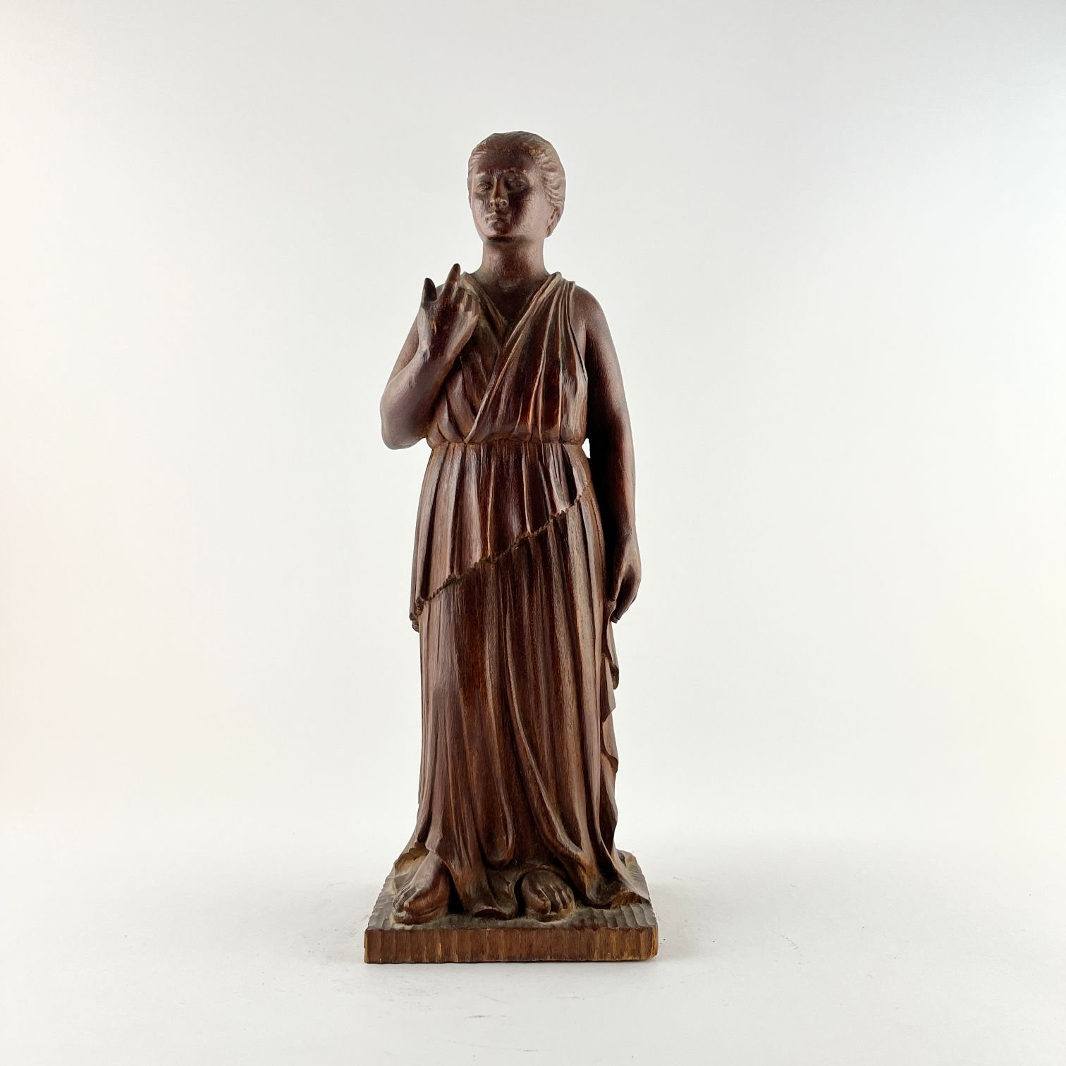 Escultura en madera tallada