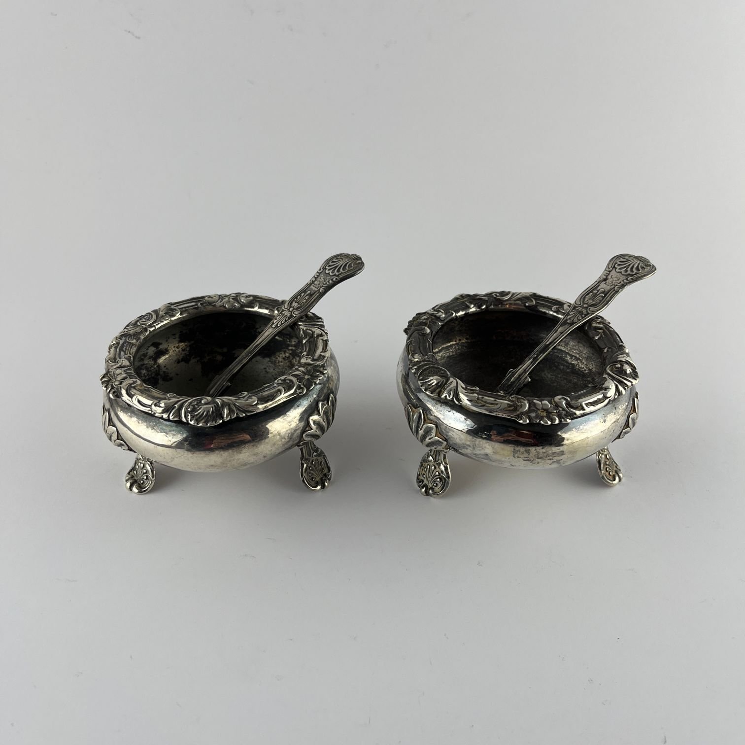 Par de saleros ingleses en plata