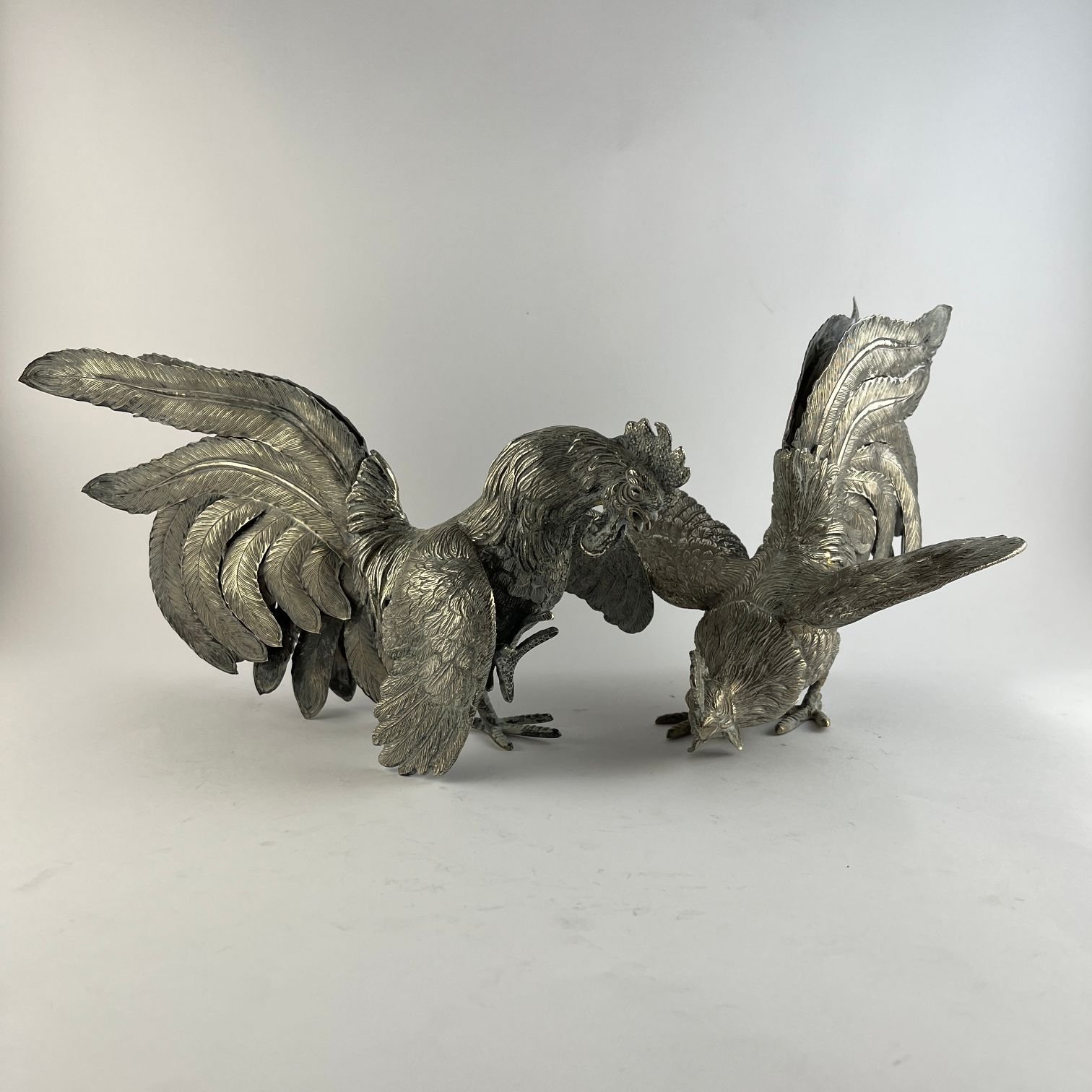 Par de gallos de riña en plata