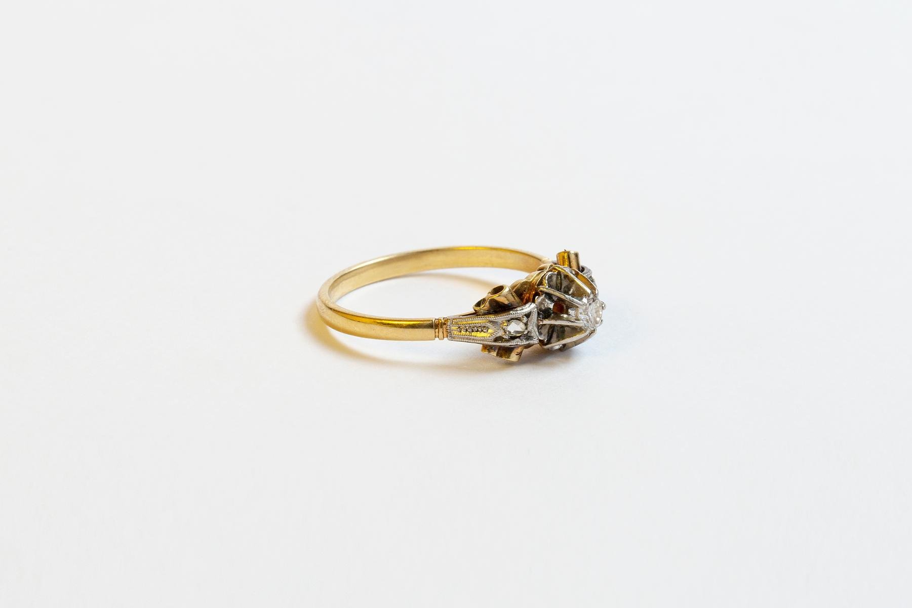Anillo oro 18 K, brillante y diamantes