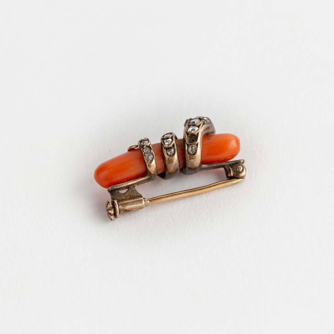 Prendedor oro, coral y diamantes