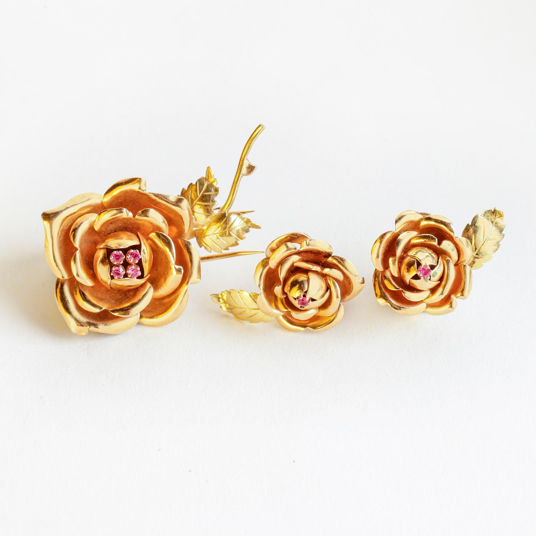 Set de prendedor y caravanas en oro 18 K y rubí