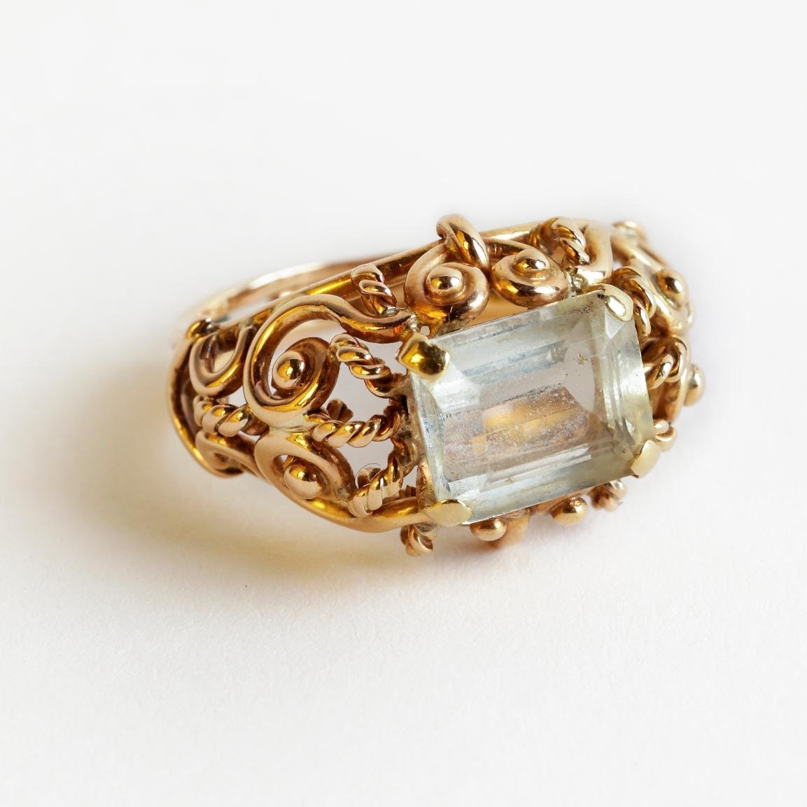 Anillo oro y piedra hialina