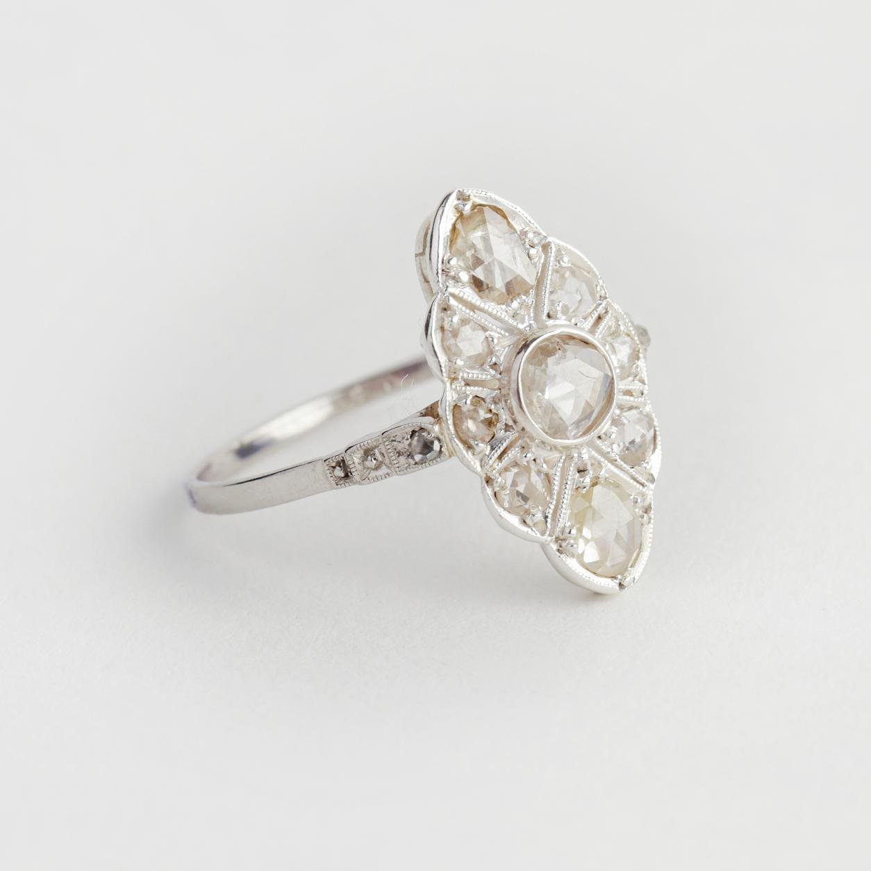 Anillo art decó en platino y brillantes