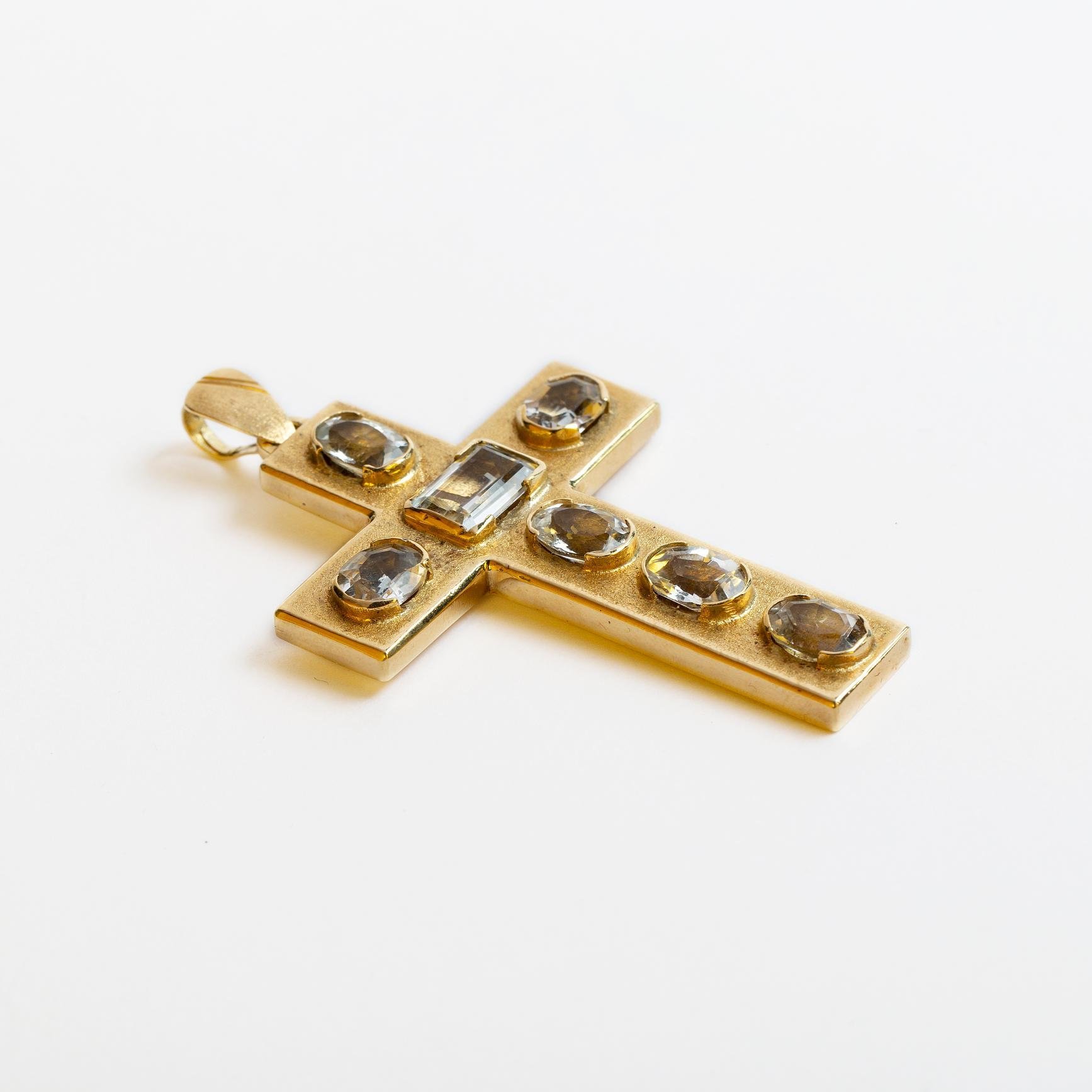 Cruz oro 18 K y cuarzos