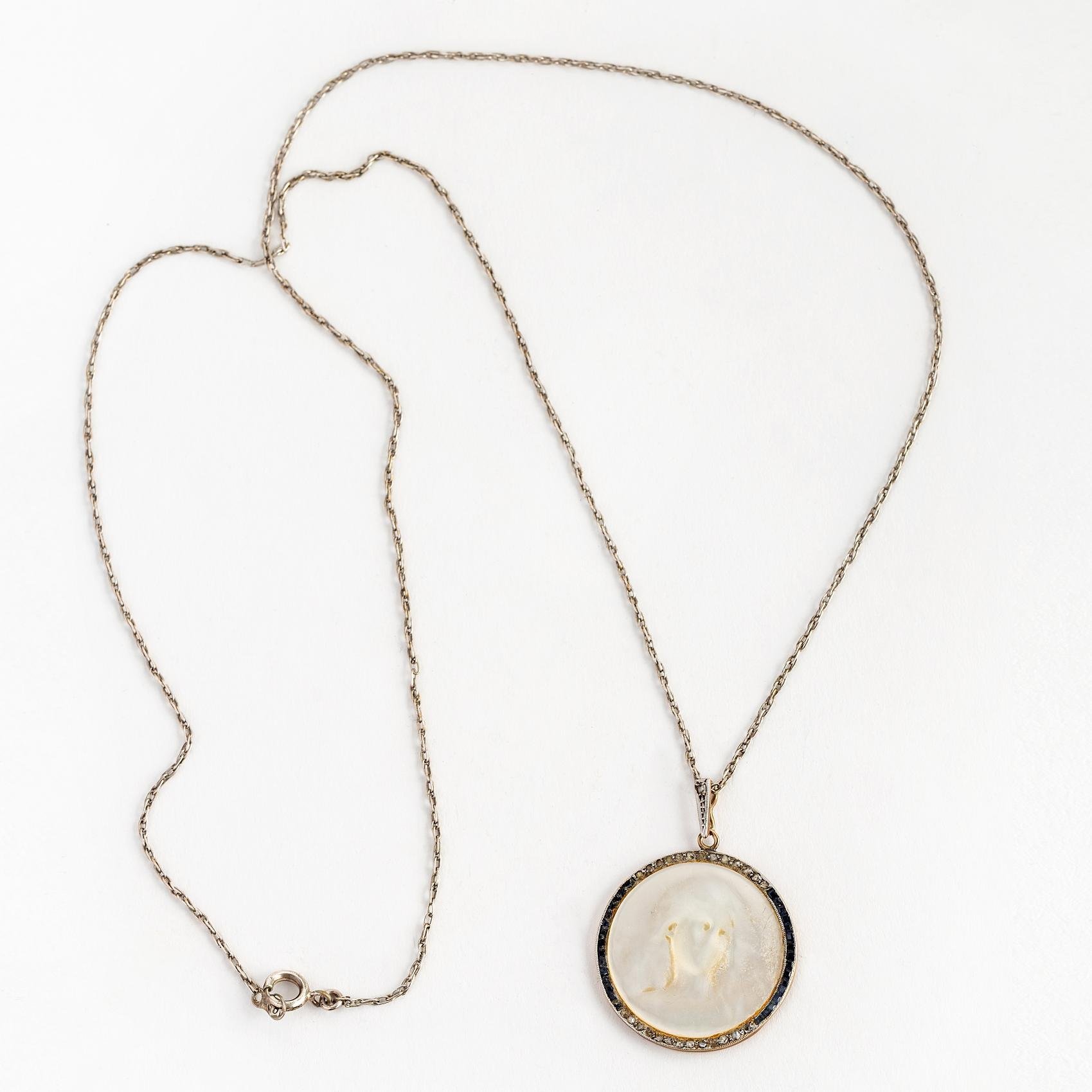 Medalla nácar, oro, zafiros y diamantes