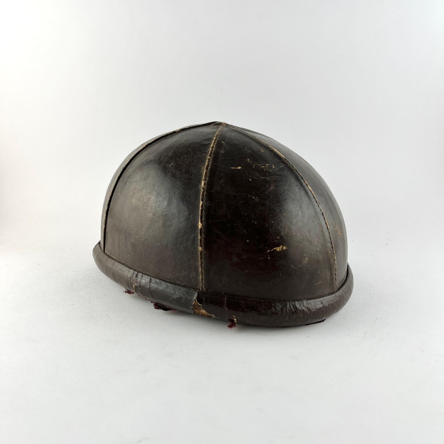 Casco en corcho y cuero