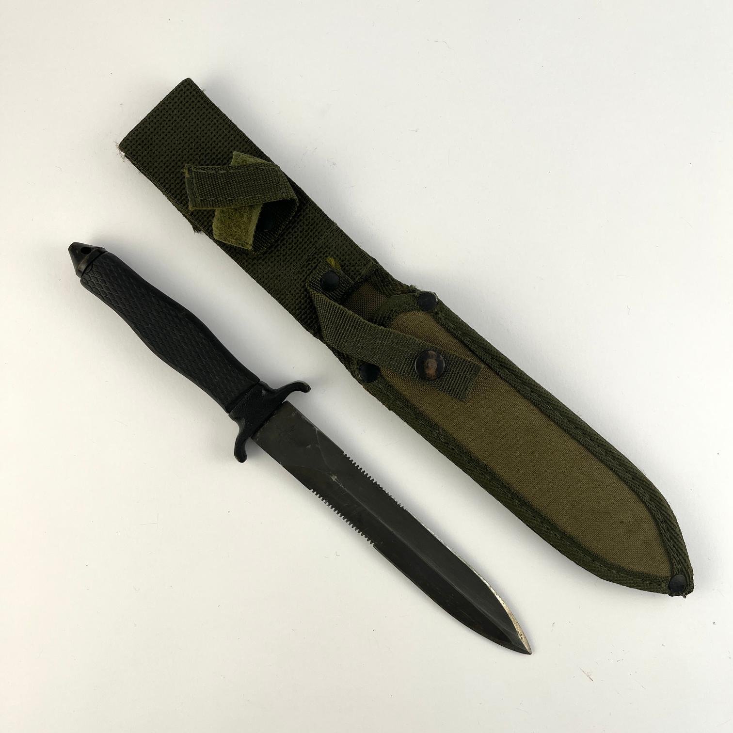 Cuchillo táctico argentino marca Yarará