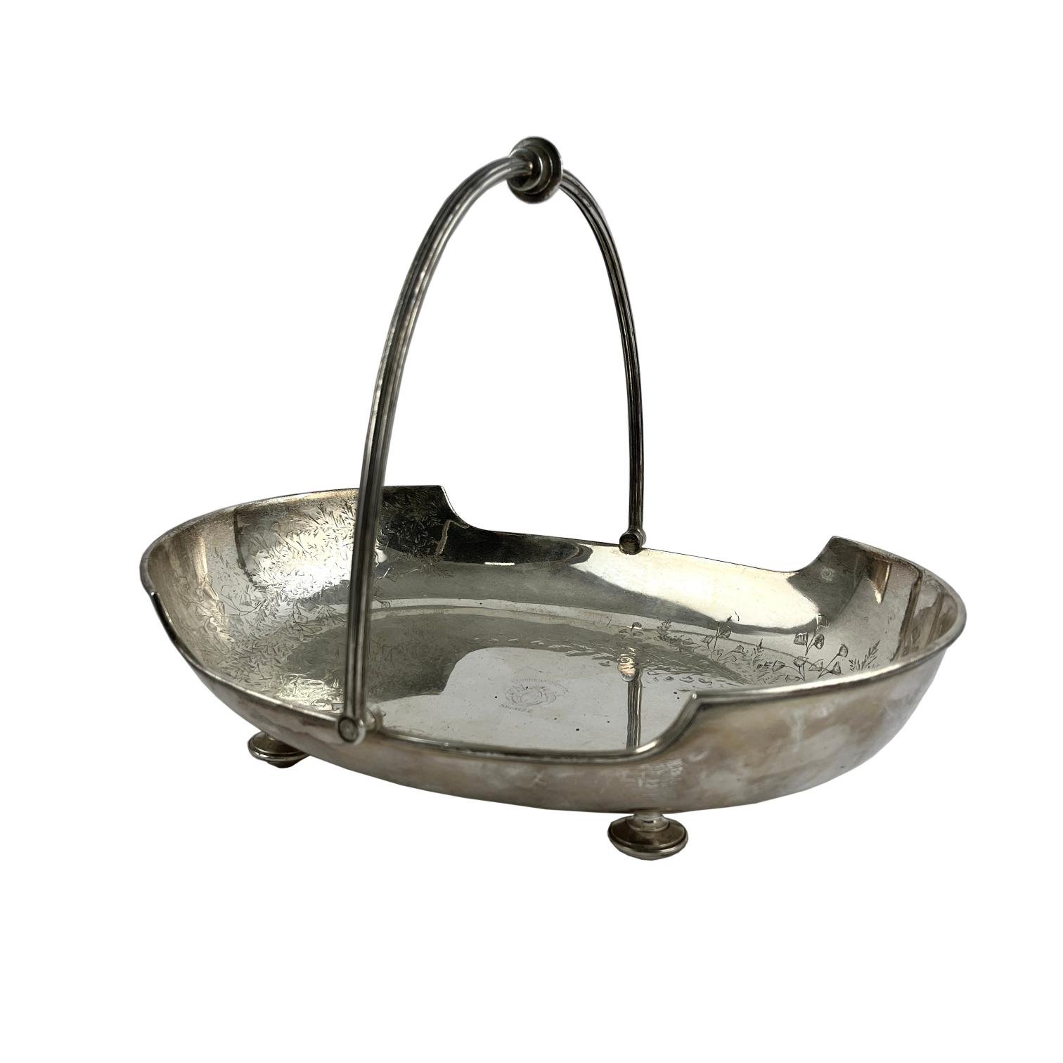 Centro de mesa en metal plateado perteneciente a la Cañonera Suárez