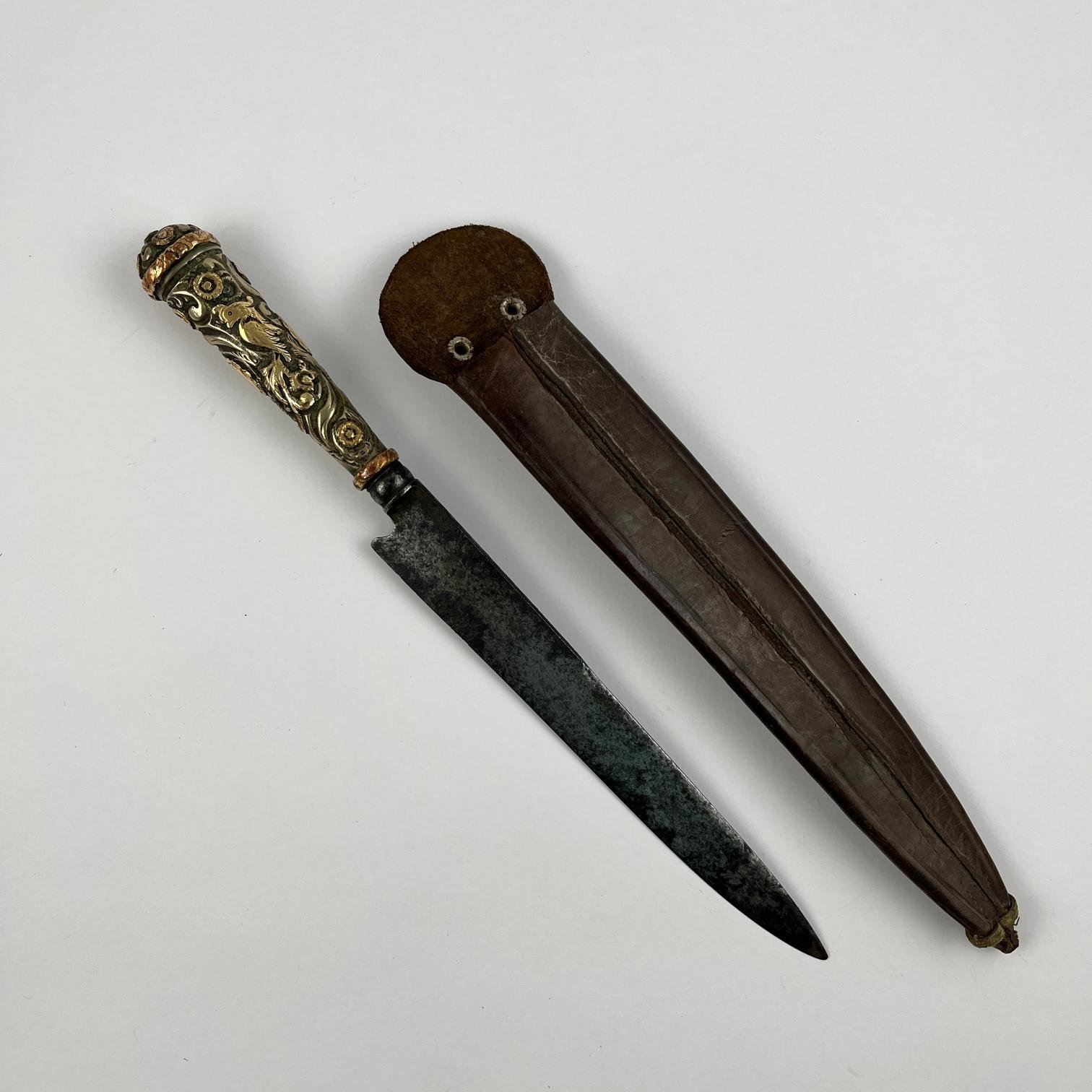 Cuchillo criollo "Armería Nacional" en plata y oro