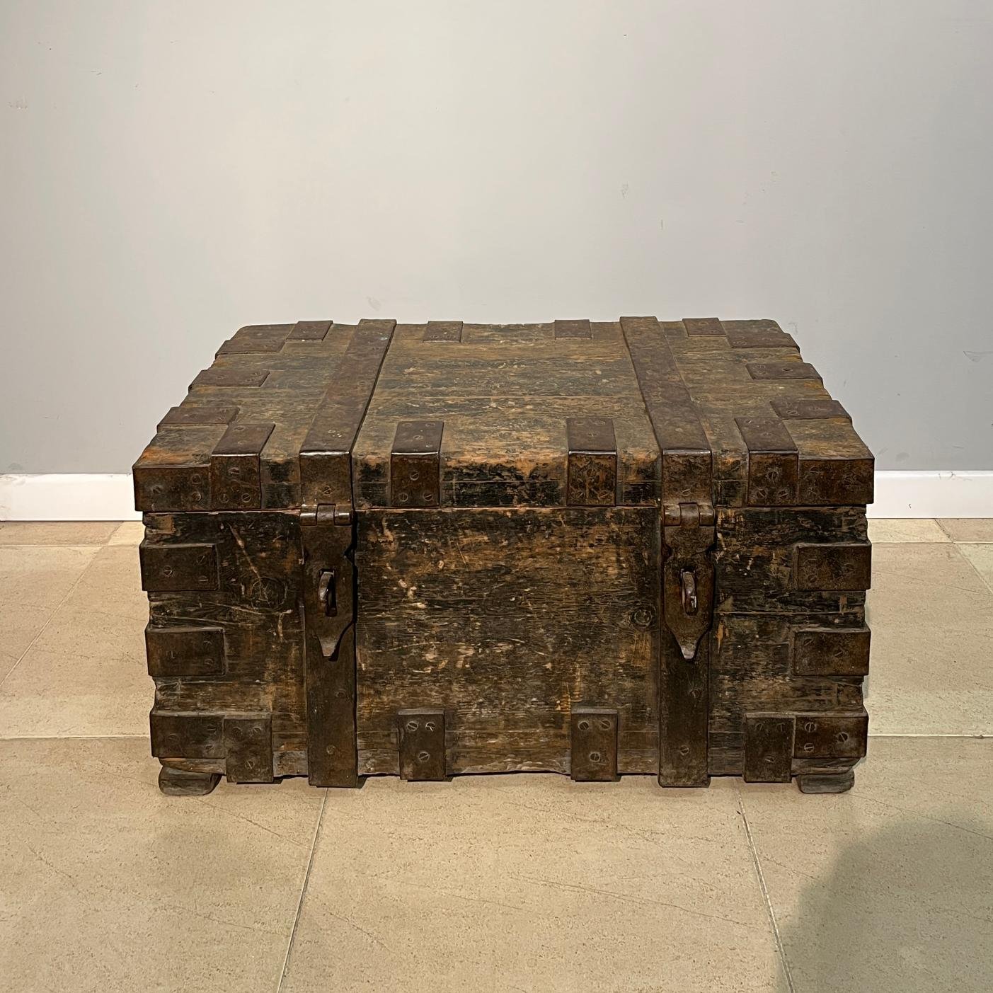 Cofre s. XIX en madera y hierro