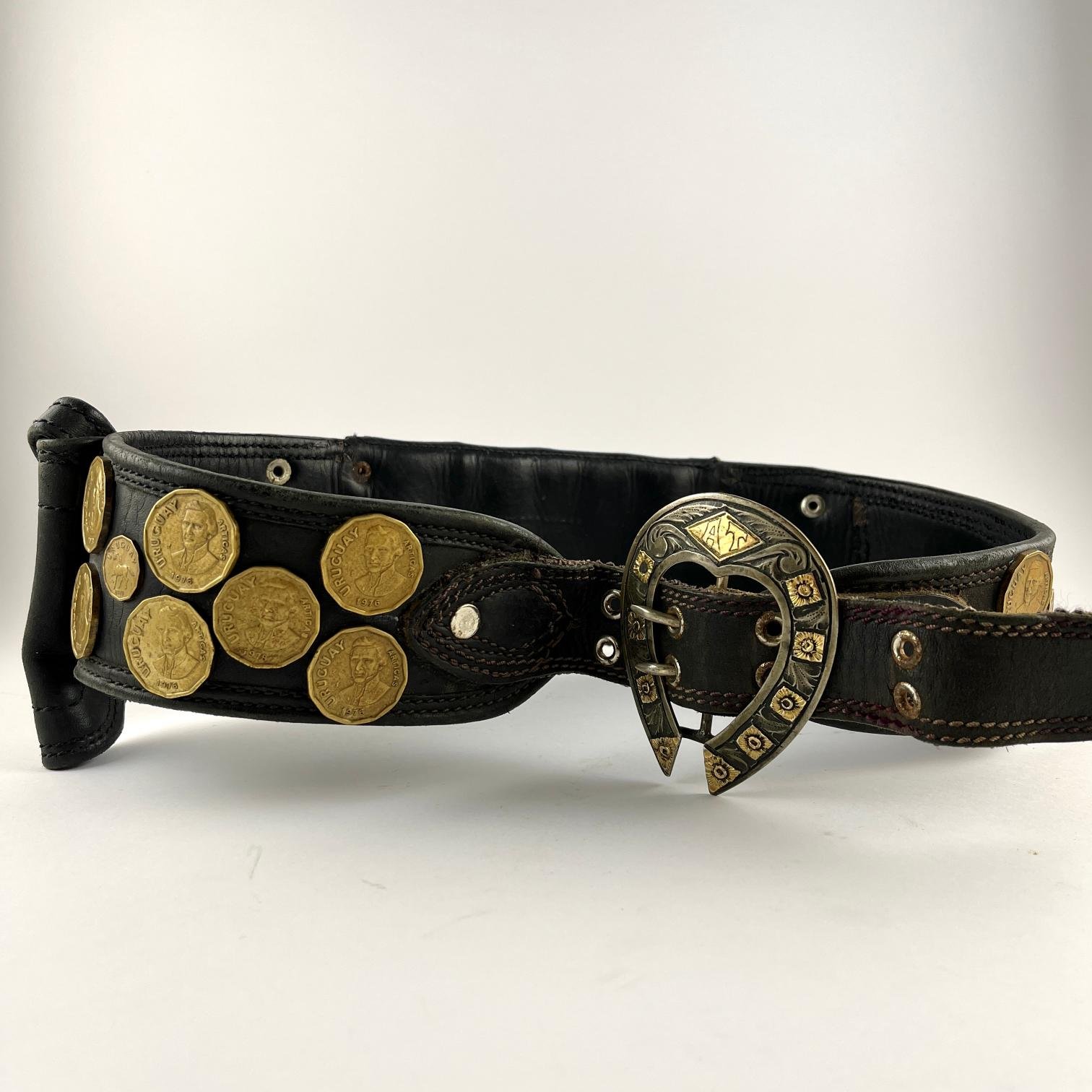 Cinto gaucho en cuero y monedas uruguayas