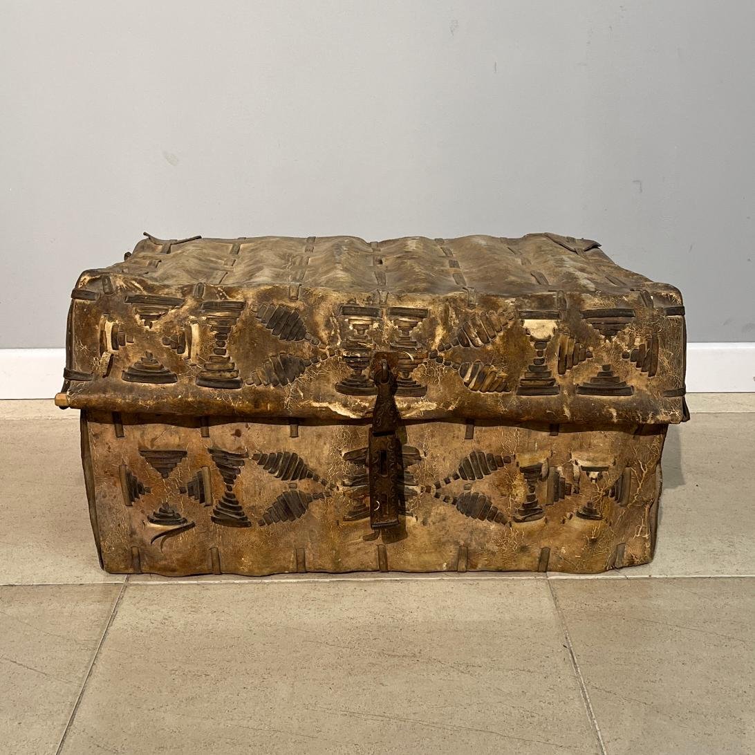 Arcón andino en cuero