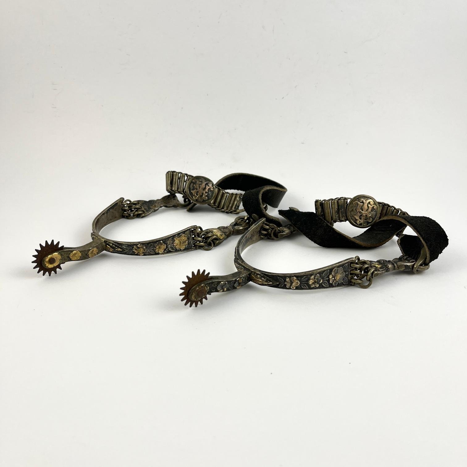 Par de espuelines plegables en plata y oro