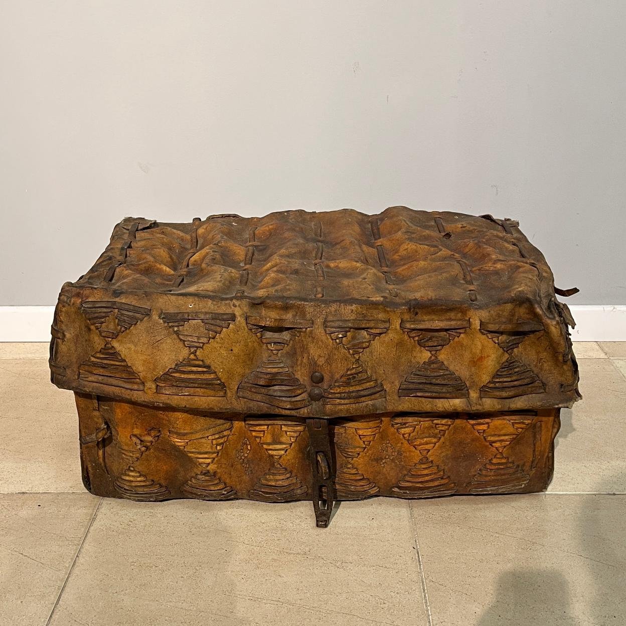 Arcón andino en cuero