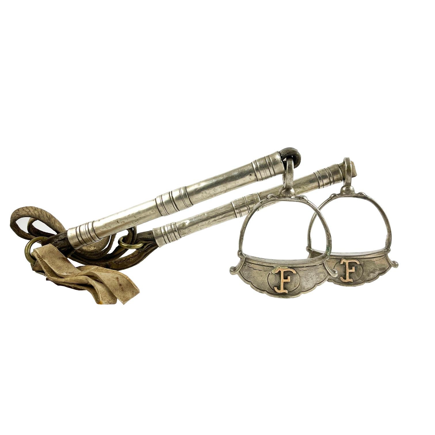 Conjunto de par de estribos, freno y bozal porteños en cierpo, plata, oro y hierro