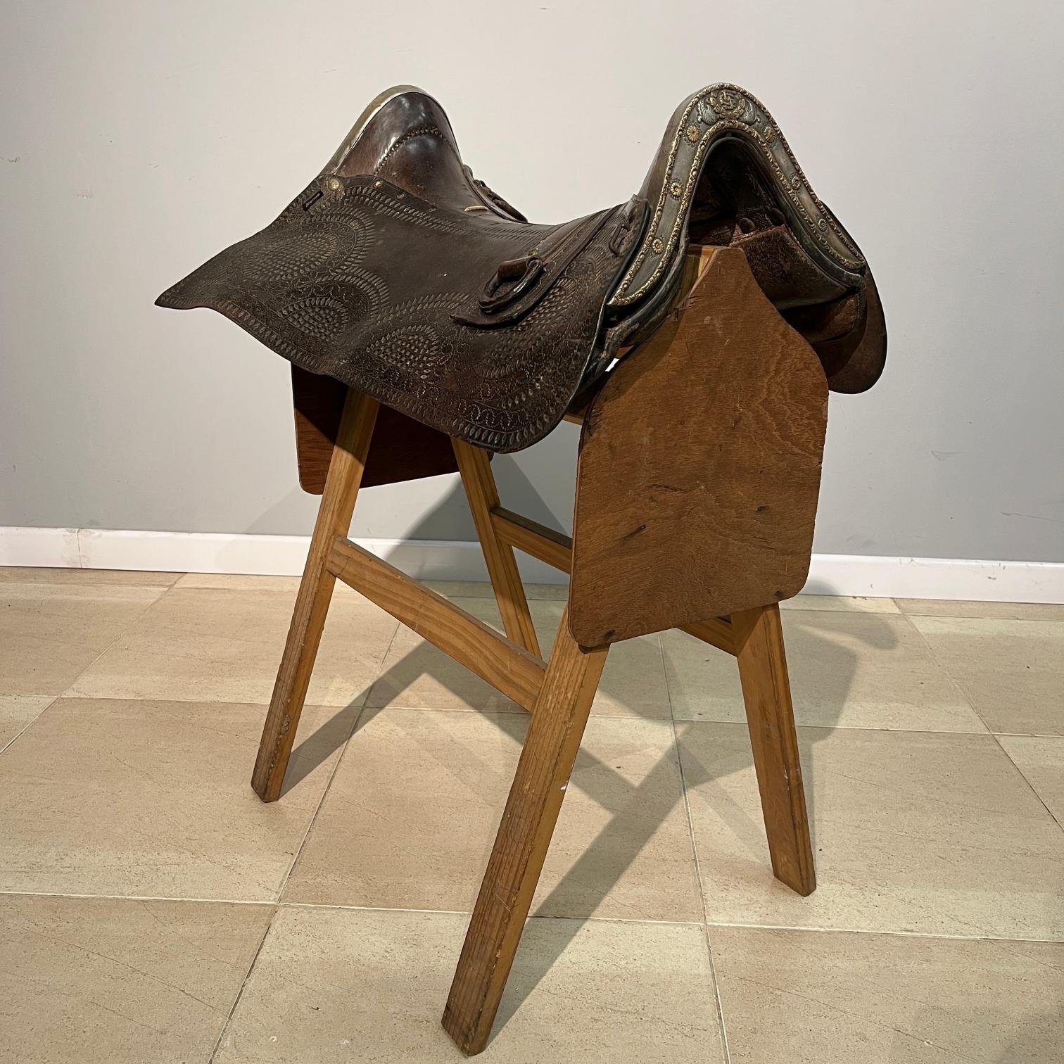 Recado tipo sirigote en cuero, plata y oro