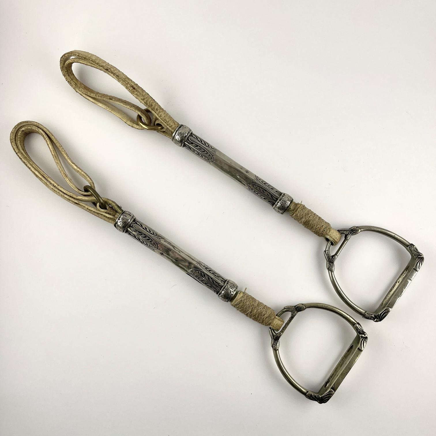 Par de estriberas para niño en cuero y metal