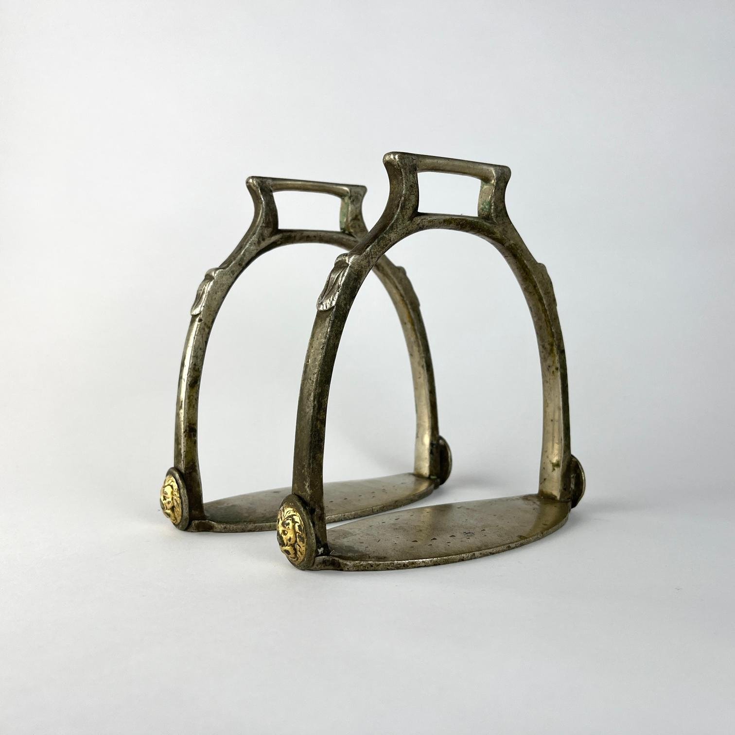 Conjunto de par de estribos y par de pasadores en plata y oro