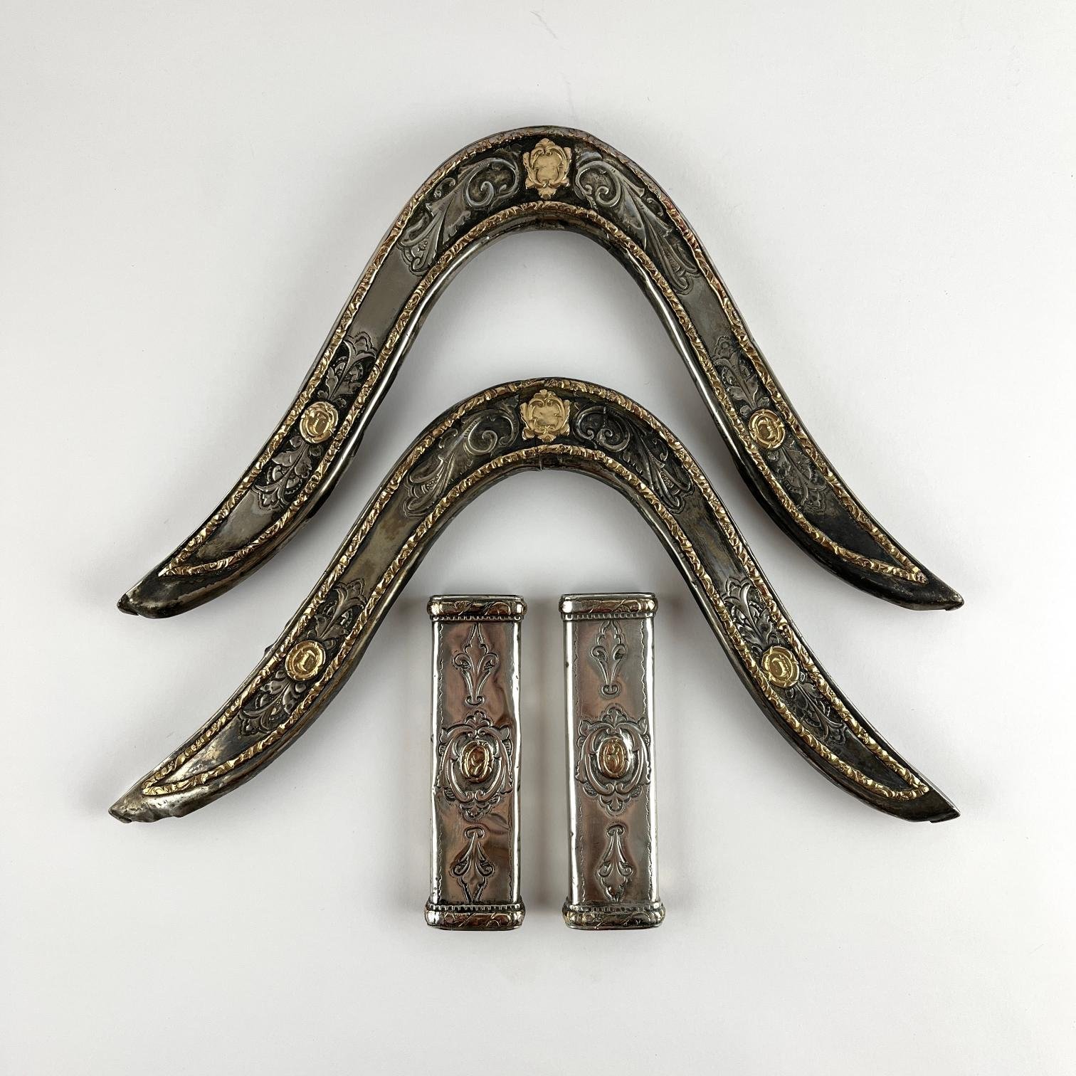 Conjunto de par de cabezadas de recado y par de pasadores en plata y oro