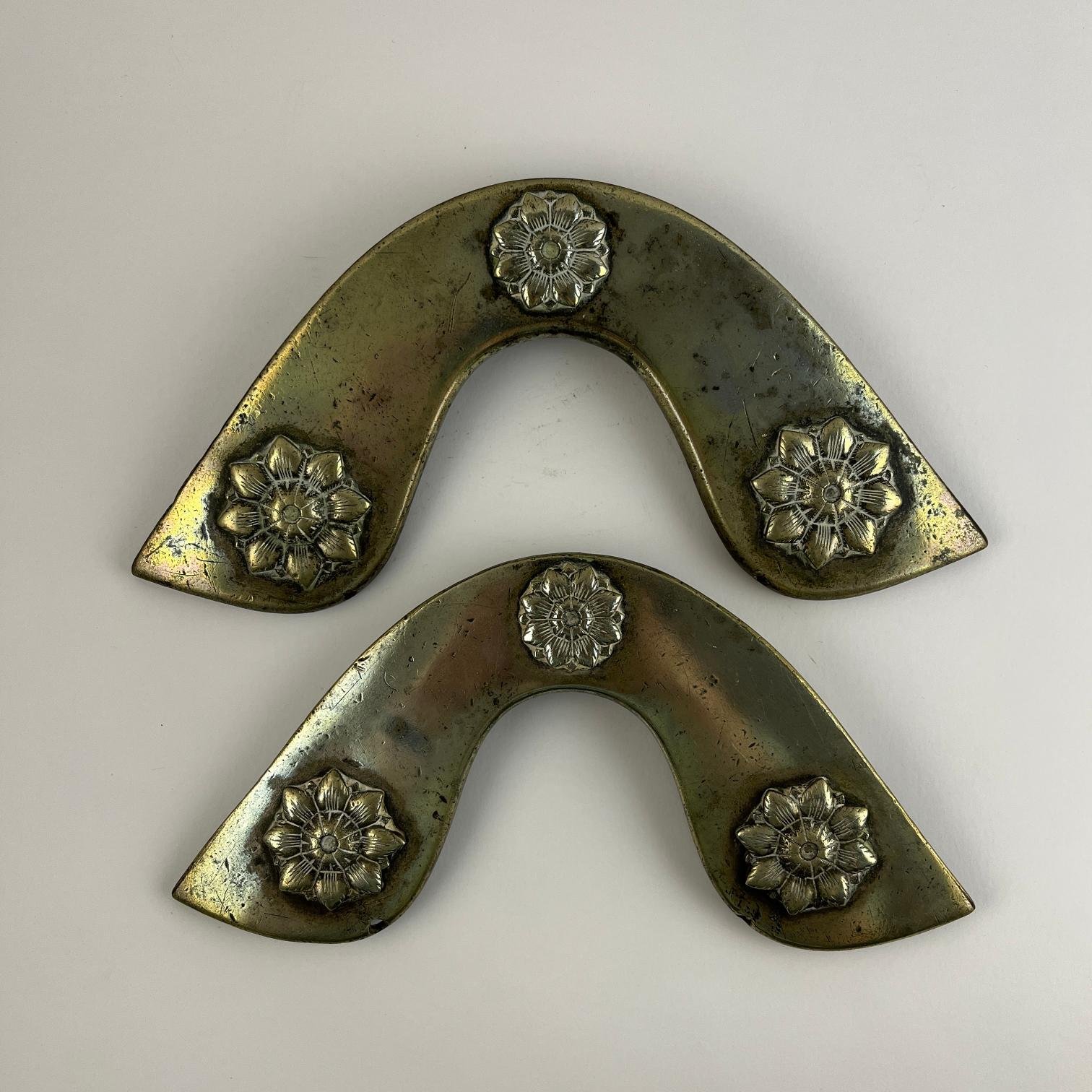 Par de cabezas de recado en metal