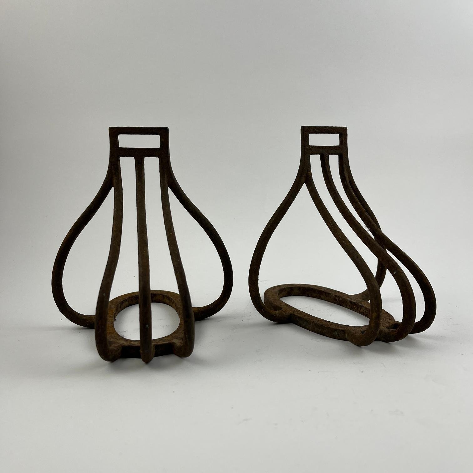 Par de estribos tipo canastillo en hierro