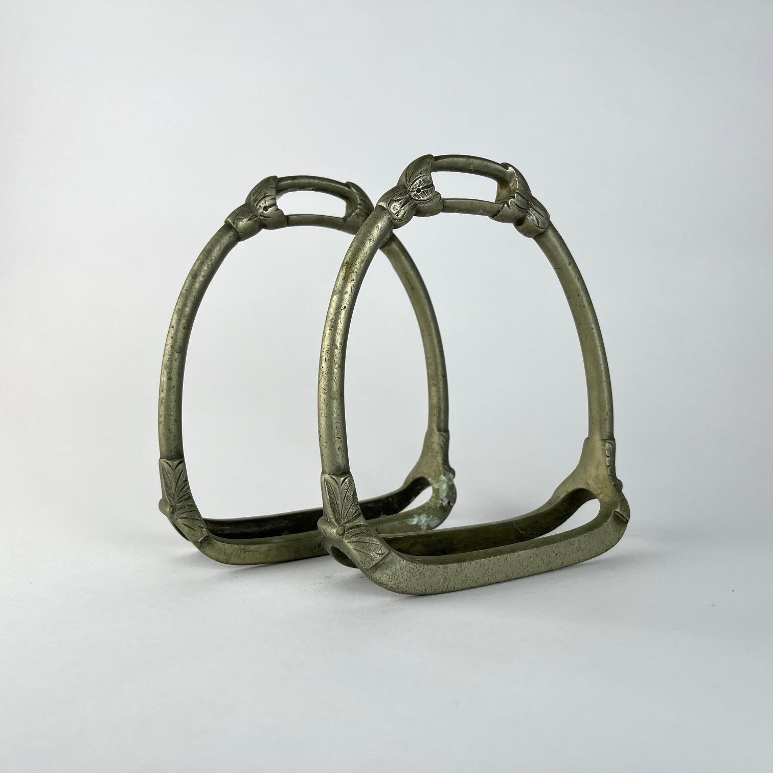 Par de estribos tipo ingleses en metal blanco