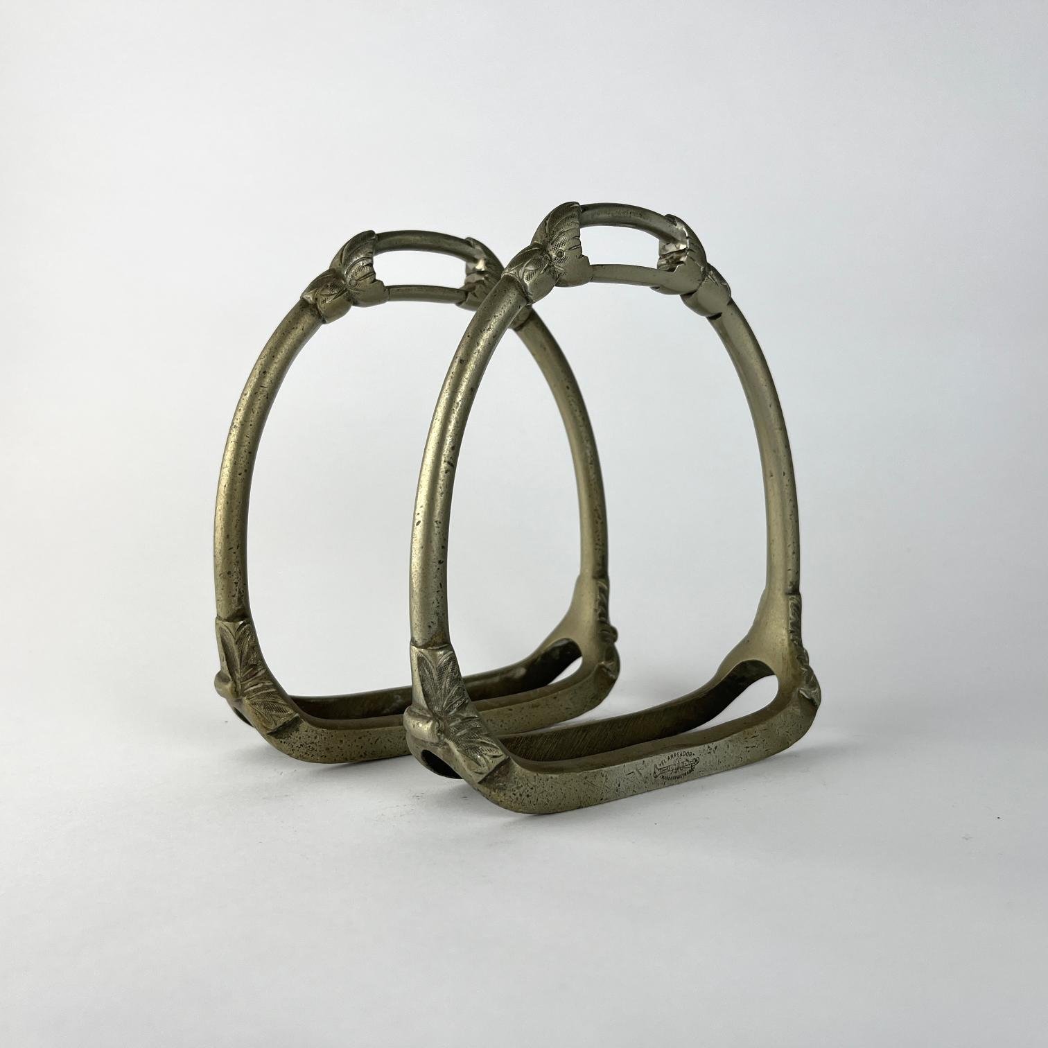 Par de estribos tipo ingleses en metal