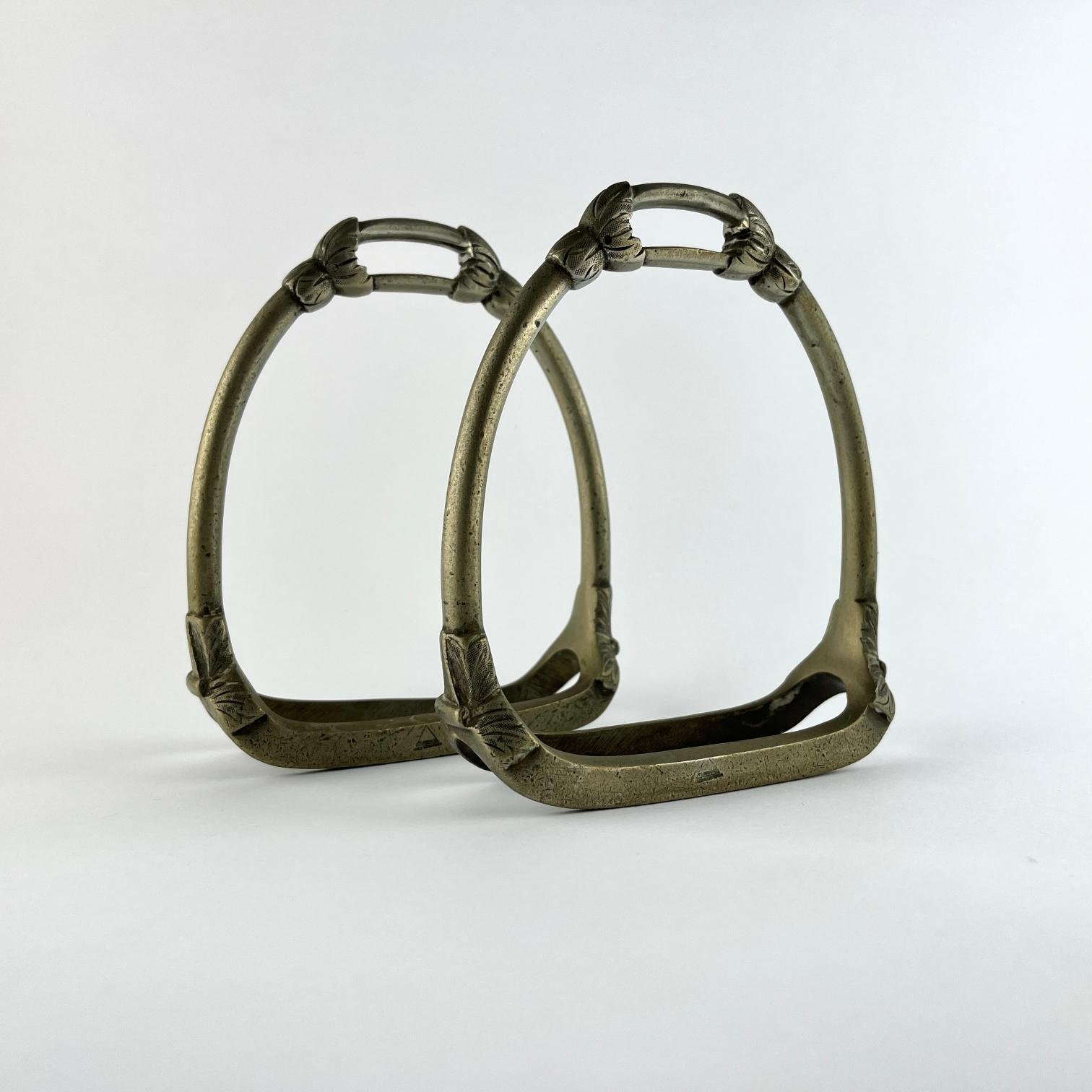 Par de estribos en metal "Triángulo"