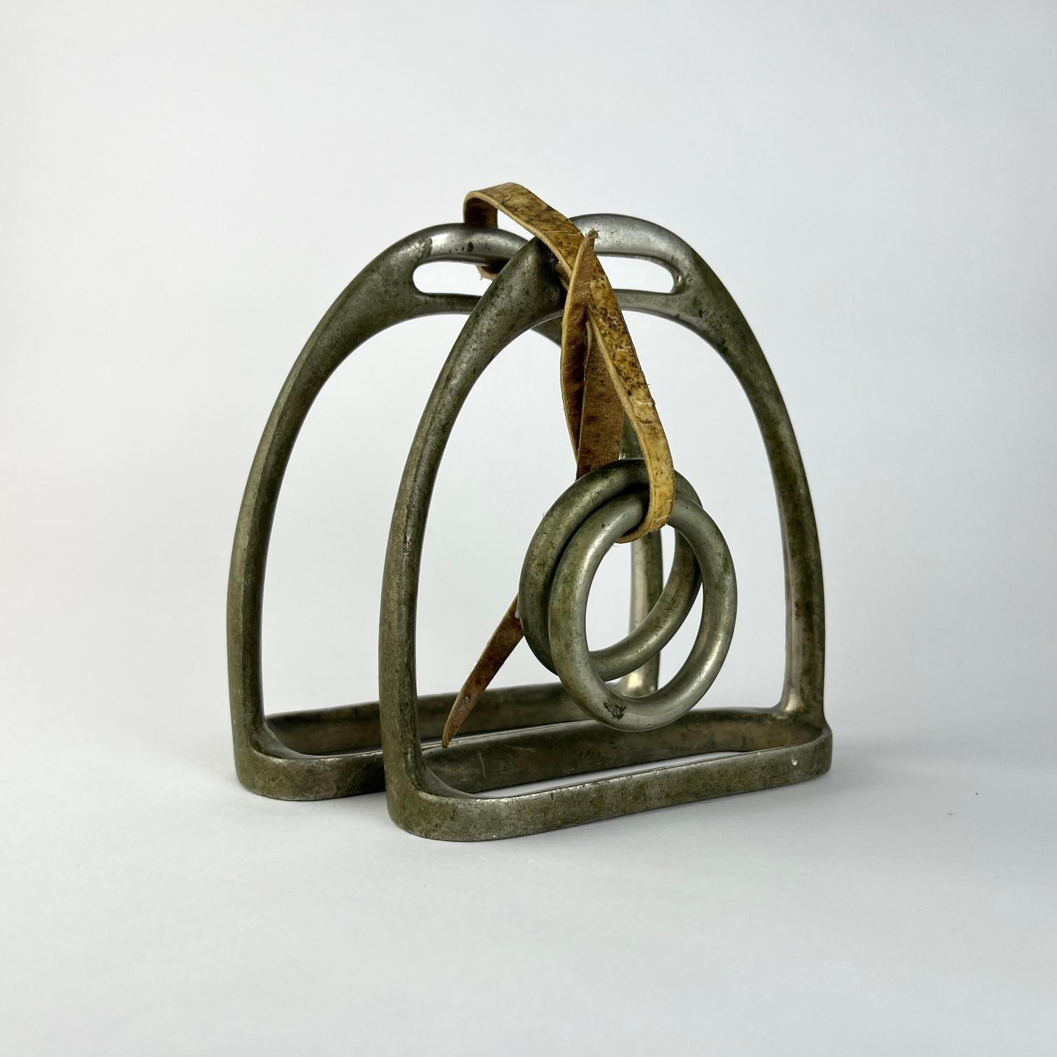 Par de estribos tipo inglés en metal blanco