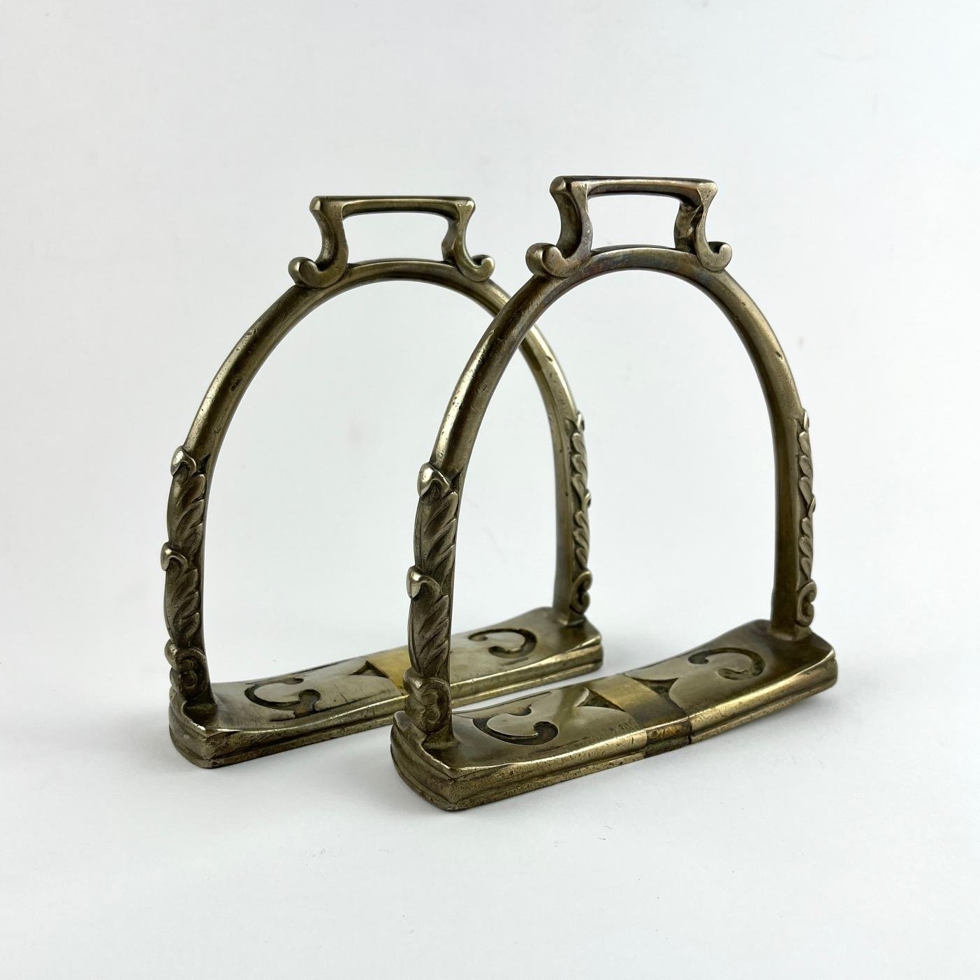 Par de estribos tipo inglés en metal