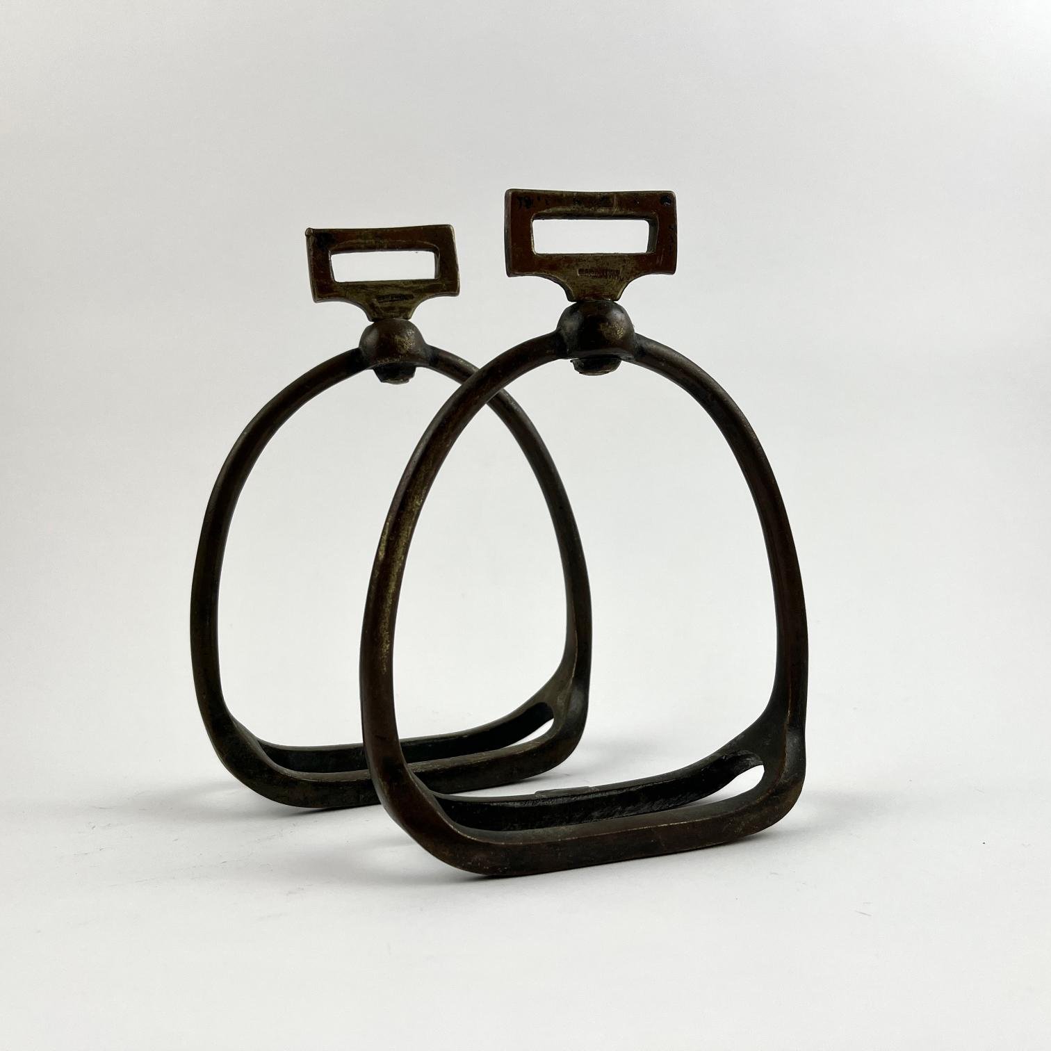 Par de estribos tipo inglés en bronce