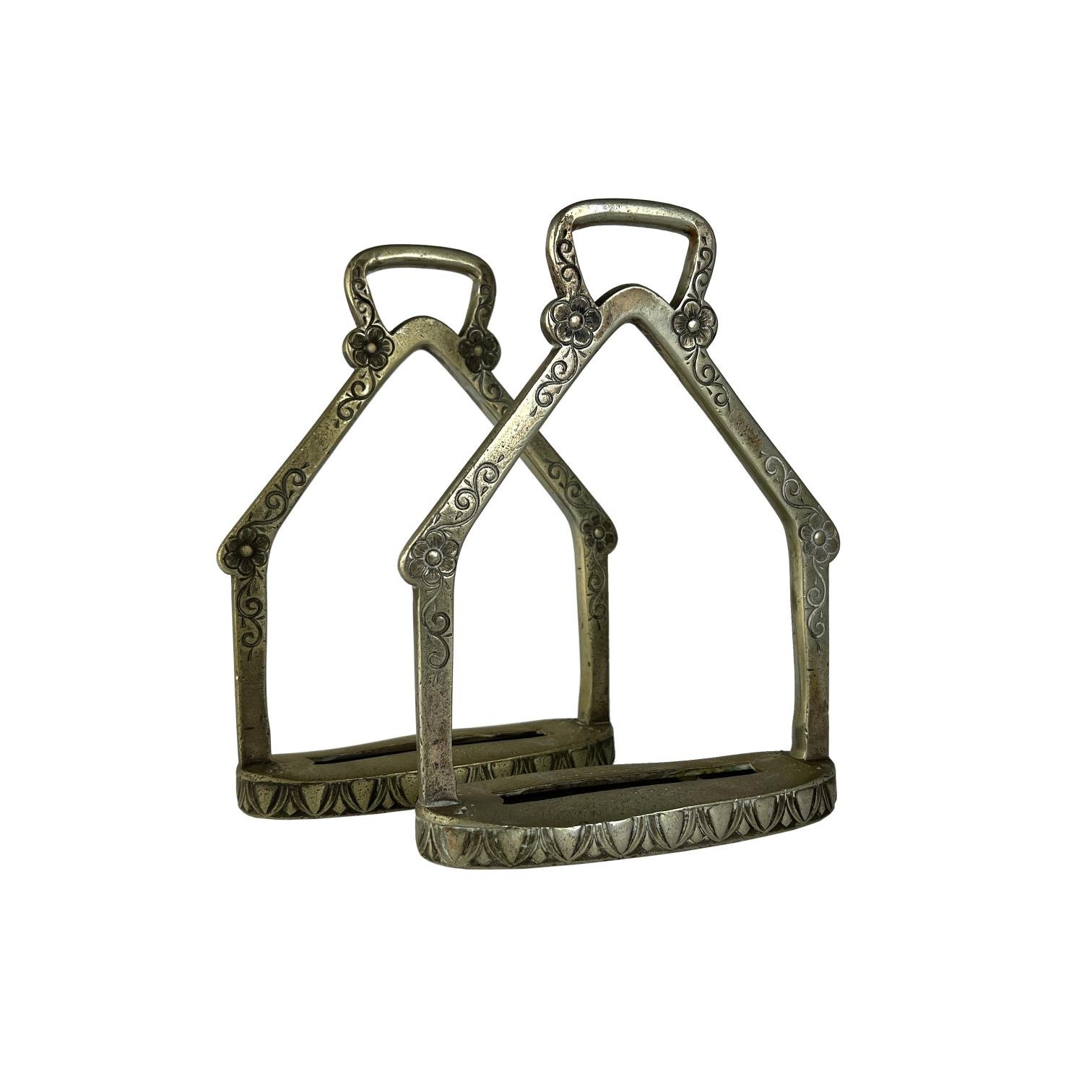 Par de estribos tipo rancho en metal "Triángulo"