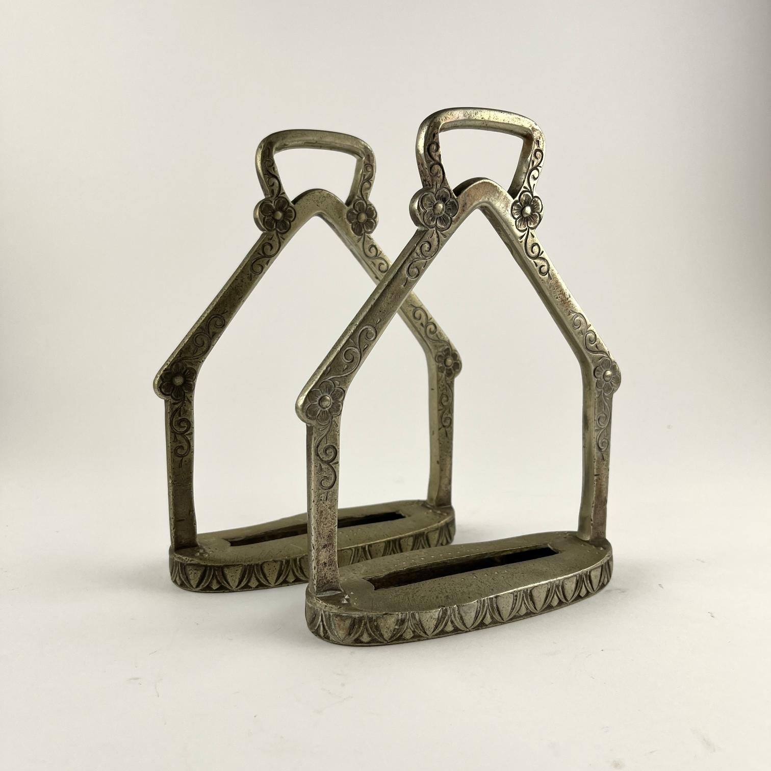 Par de estribos tipo rancho en metal plateado "Sol"