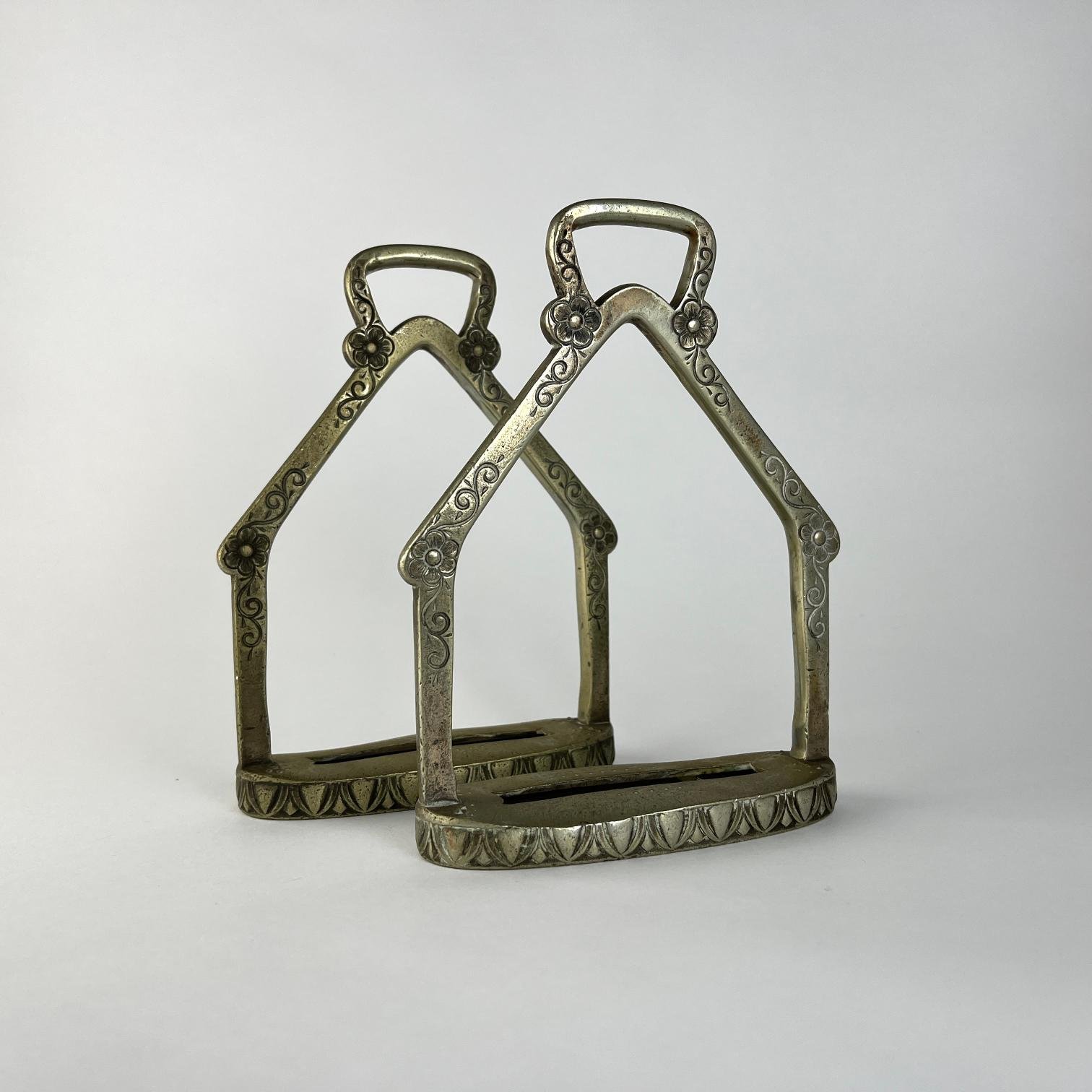 Par de estribos tipo rancho en metal blanco "El Uruguayo"