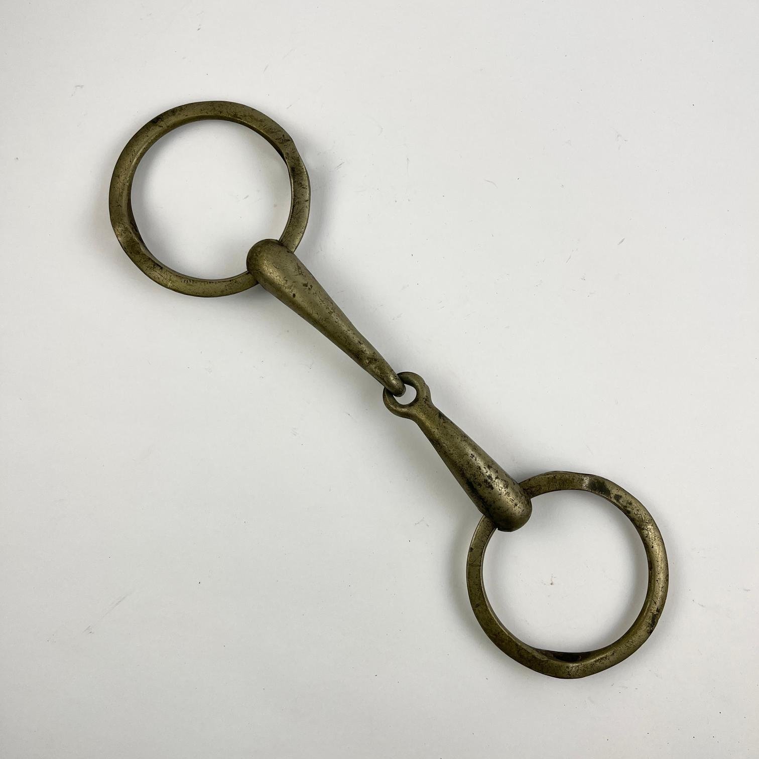 Freno articulado en metal blanco