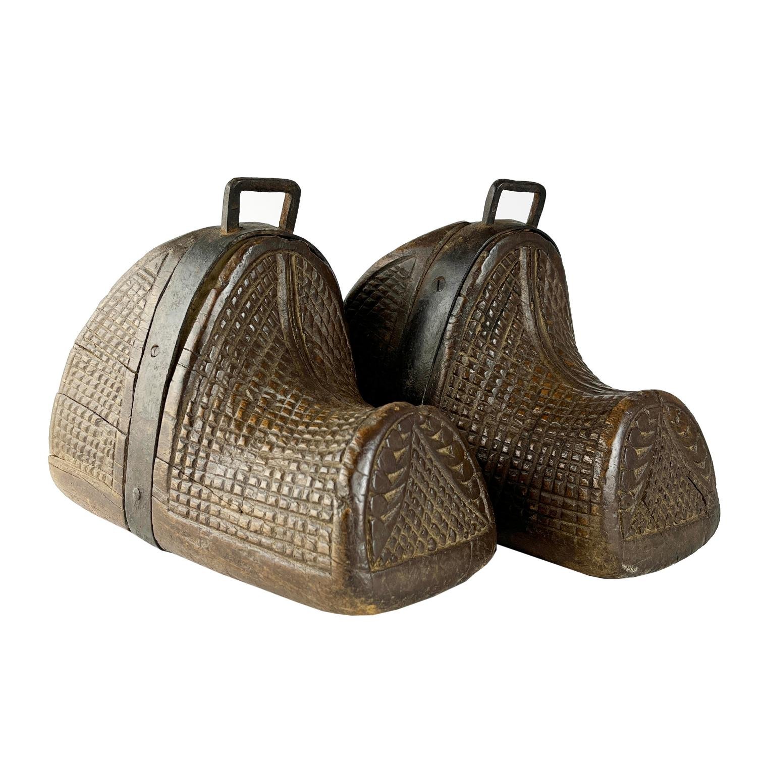 Par de estribos andinos s. XIX trompa de chancho