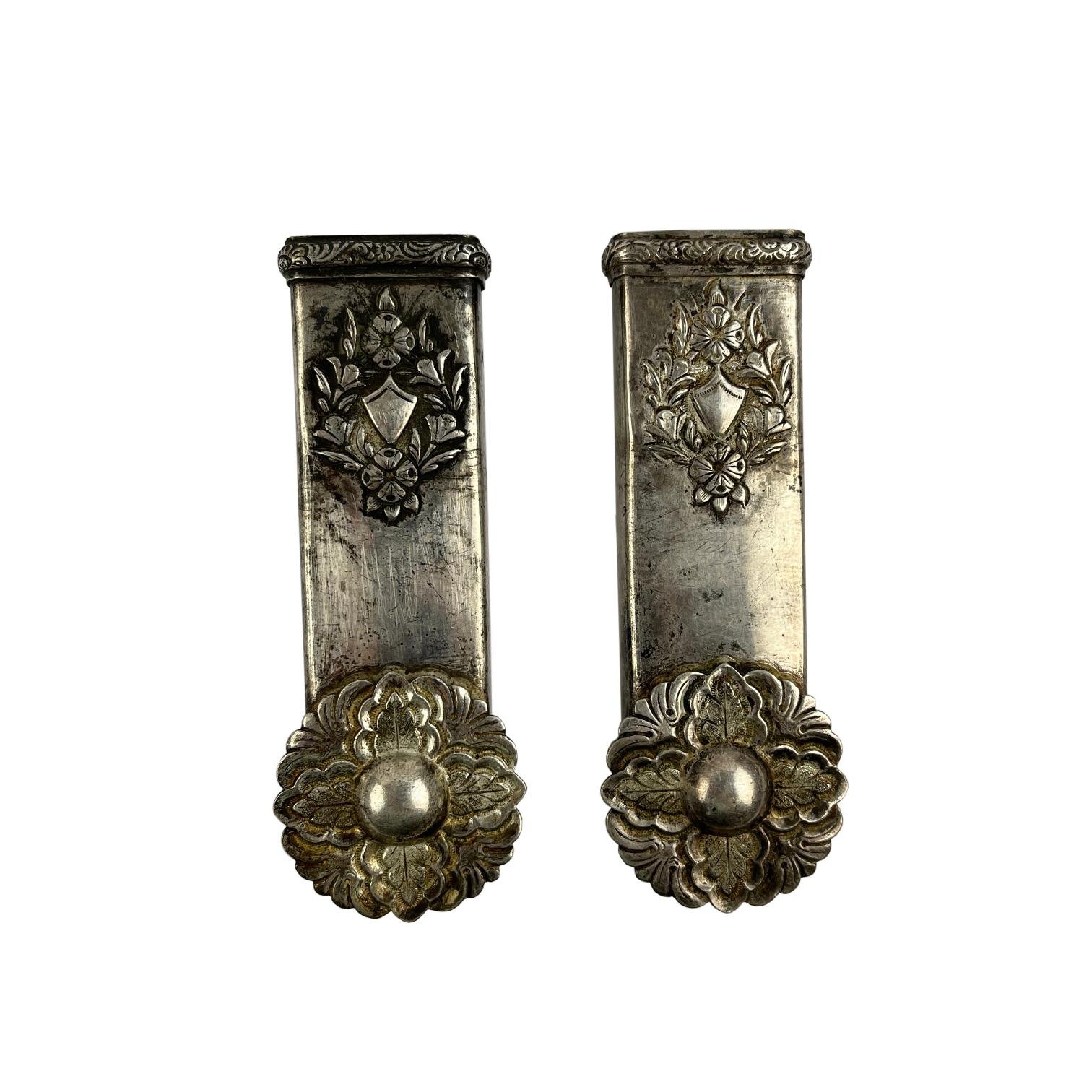 Par de pasadores chatos para estribera en metal plateado “Sol”